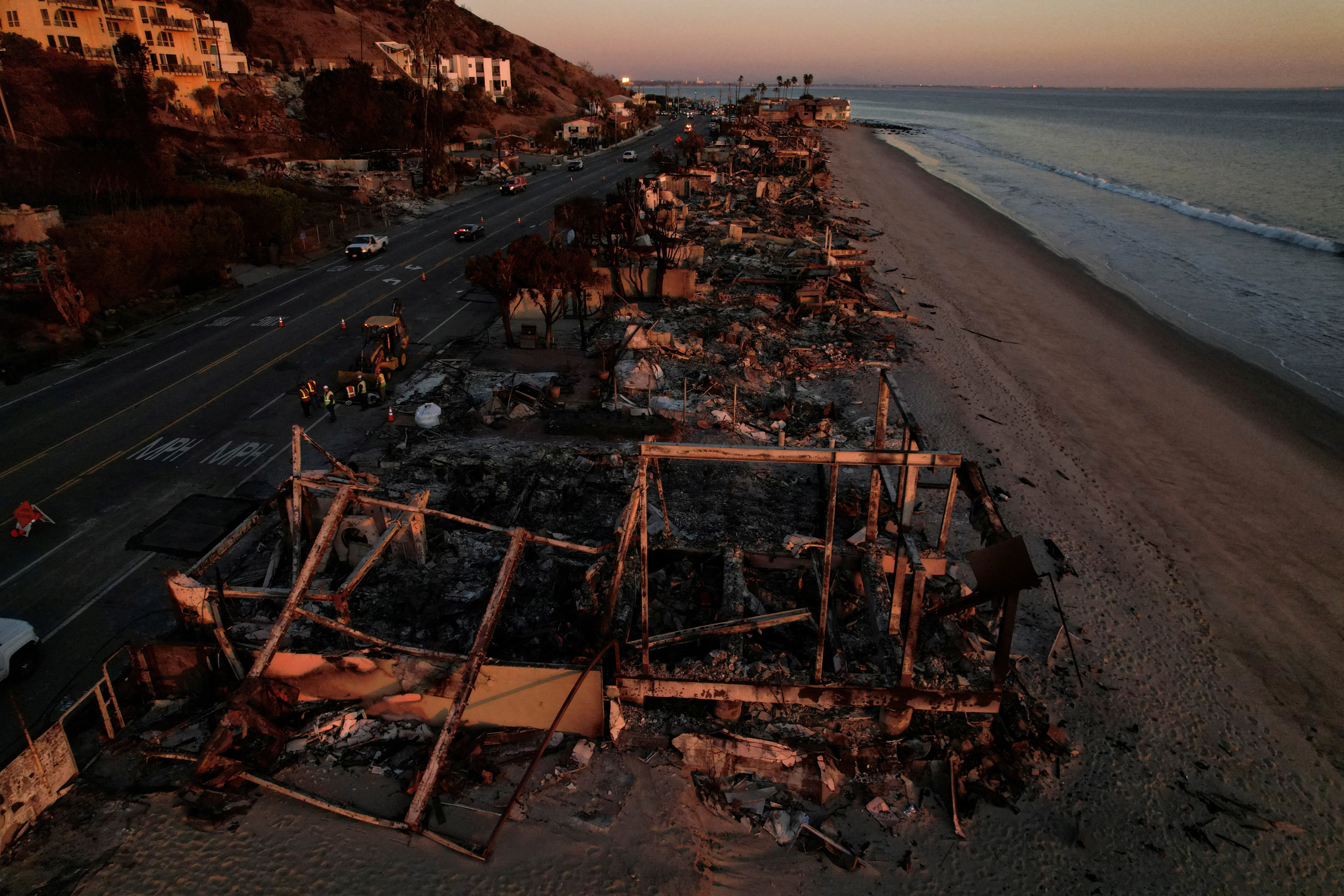 À Los Angeles, la recherche de victimes se poursuit alors que les incendies ont fait au moins 27 morts