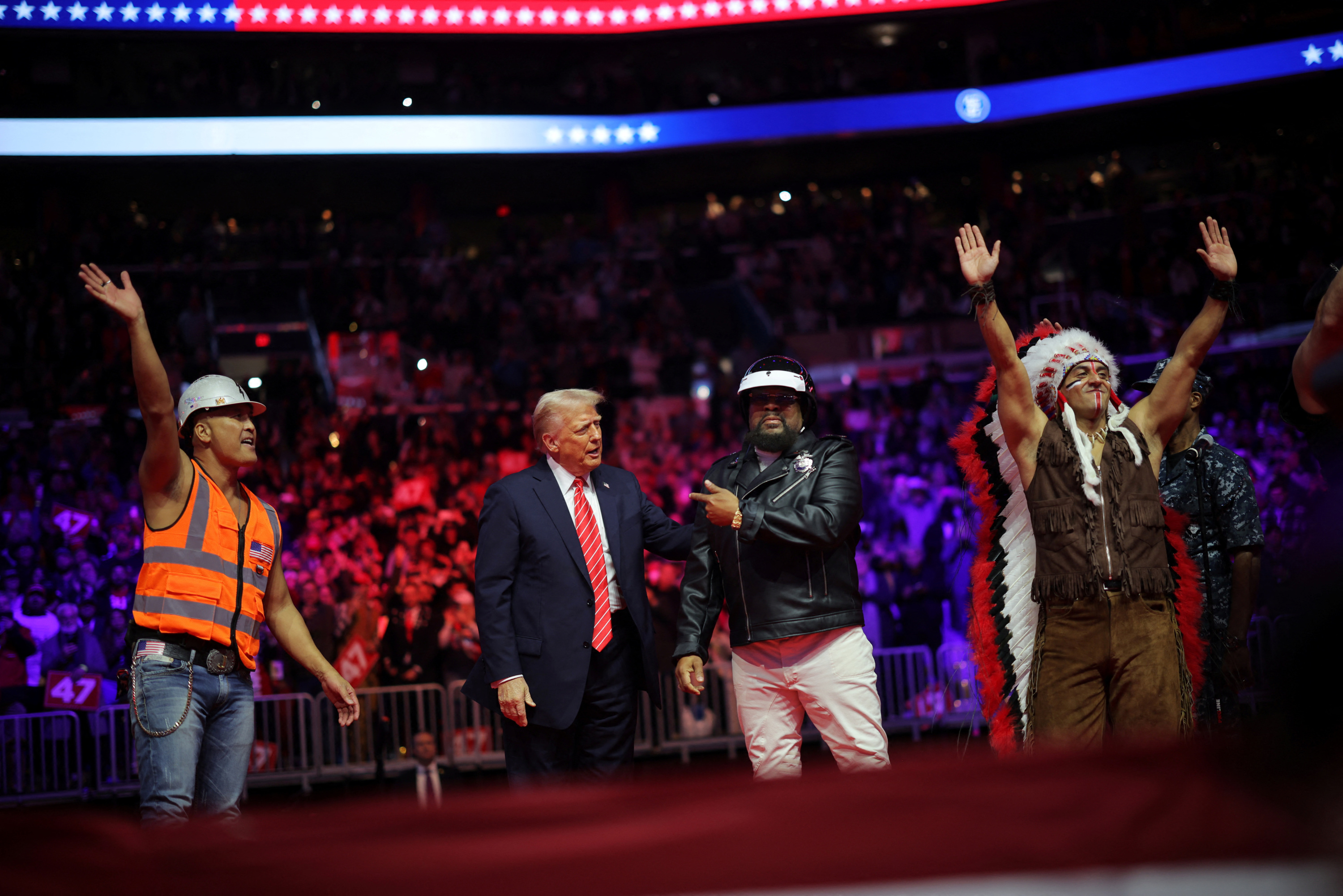 Donald Trump danse sur Y.M.C.A. avec les Village People lors d’un dernier meeting avant son investiture