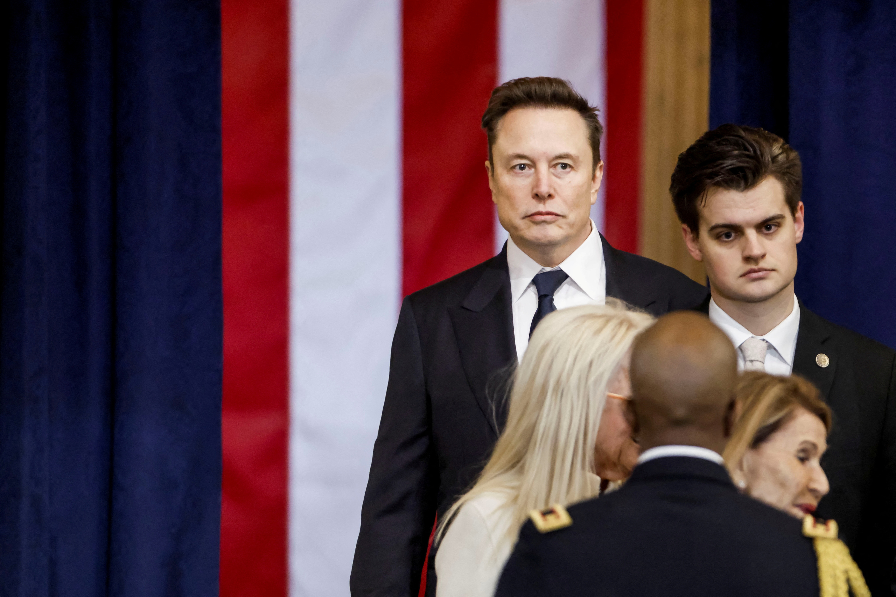 Elon Musk critique le projet d'investissement dans l'IA présenté par Donald Trump