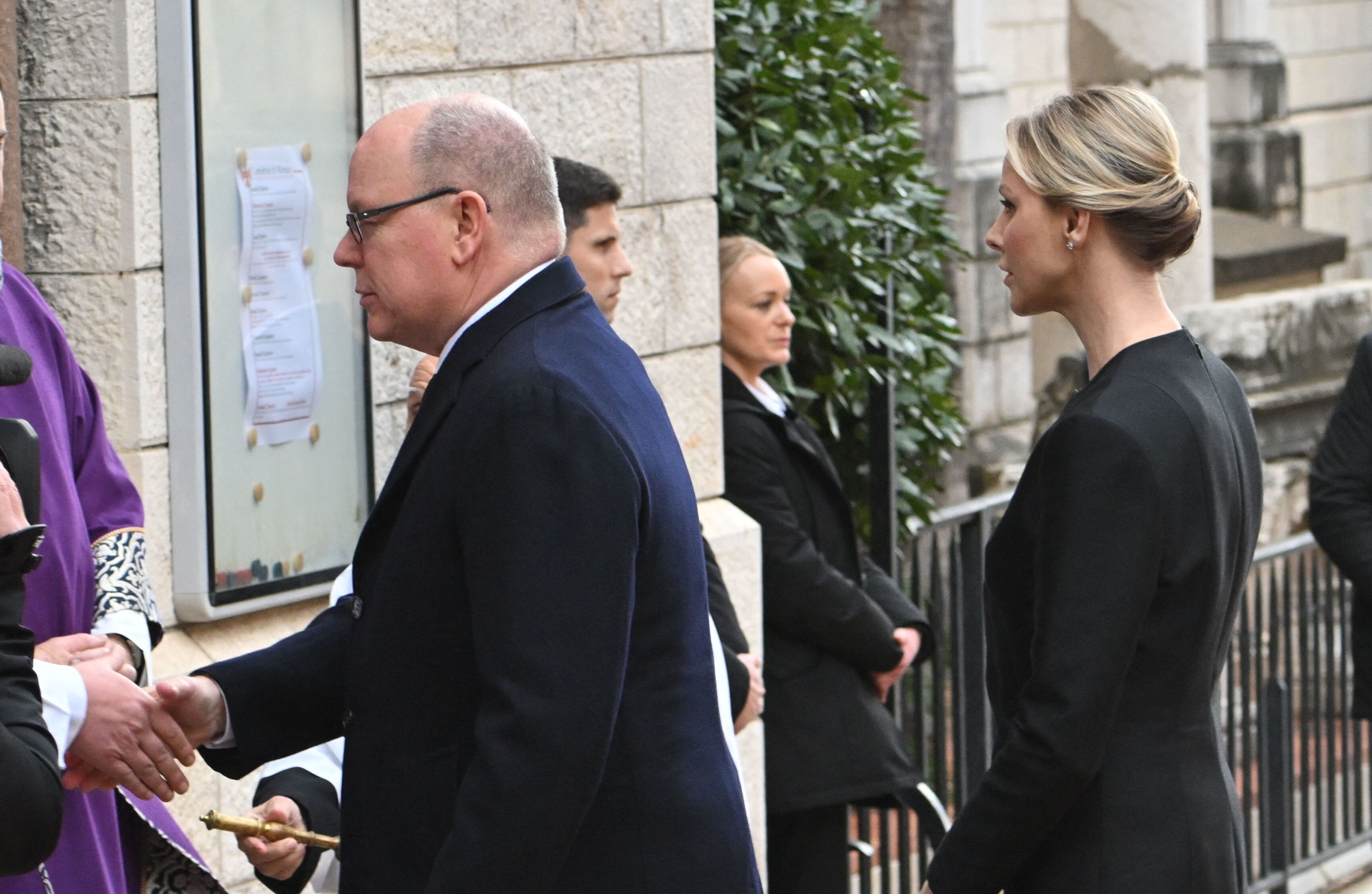PHOTOS – Charlene et Albert de Monaco retrouvent Emmanuel Macron : leur hommage touchant à un homme clé du Rocher