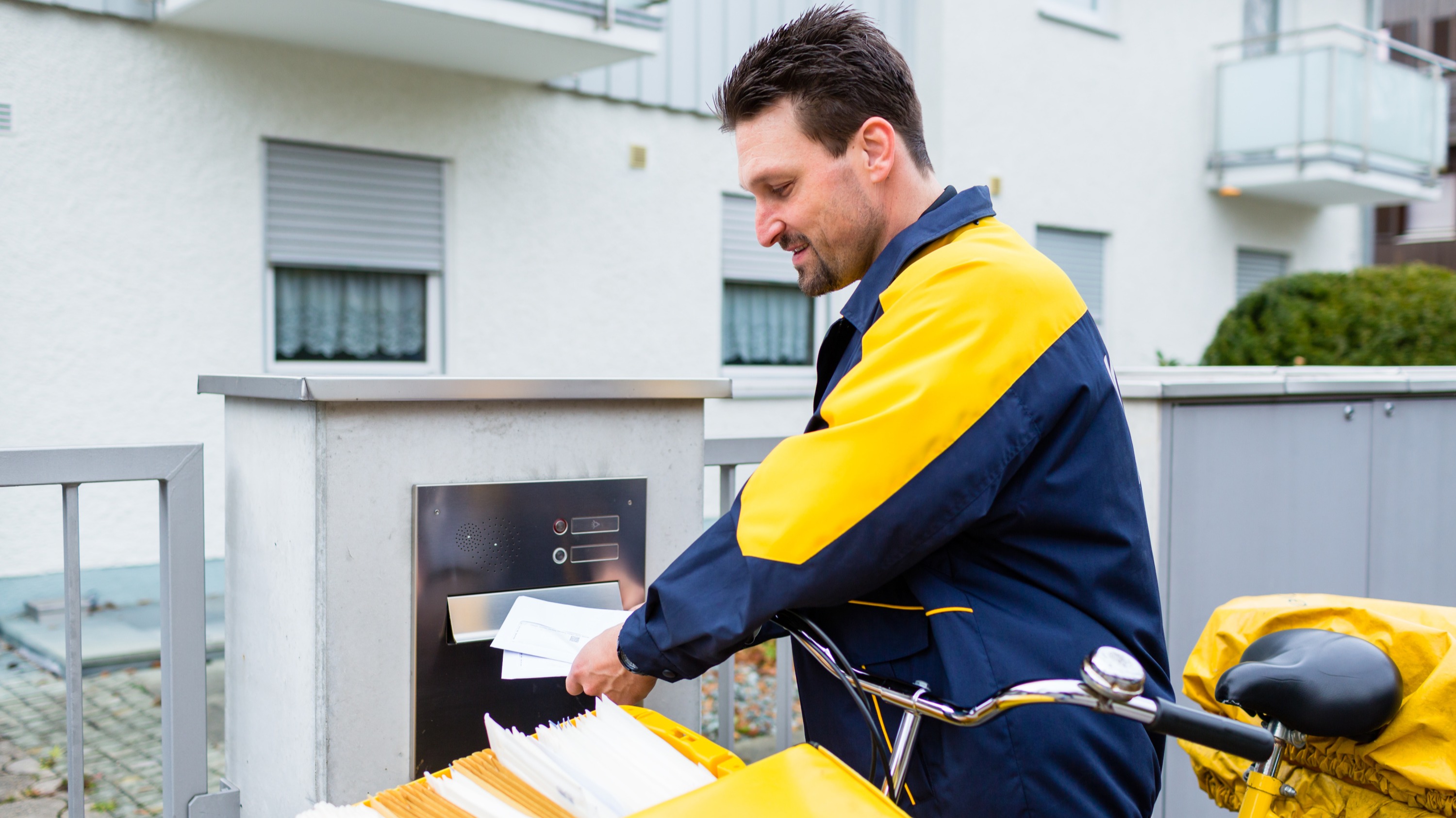 «En tant que postiers, nous avons honte» : plus d’un million de lettres en attente au centre de tri de La Poste près de Bordeaux