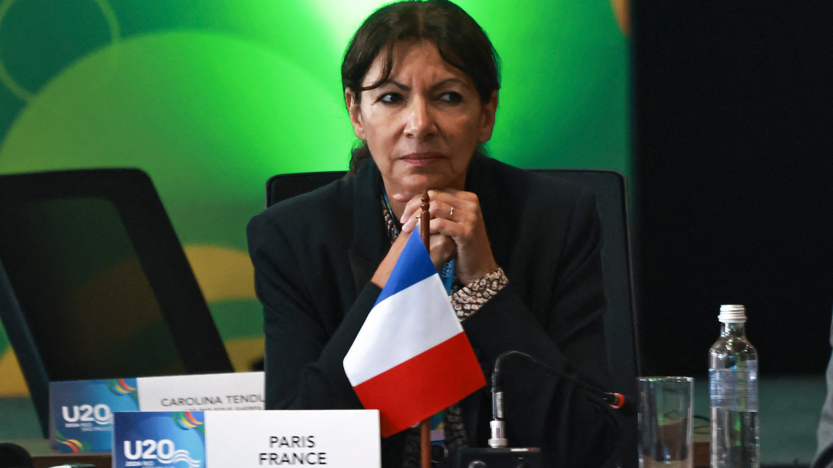 Anne Hidalgo passe la main à Paris, non sans heurt : “C’est House of Cards version House of Paris”