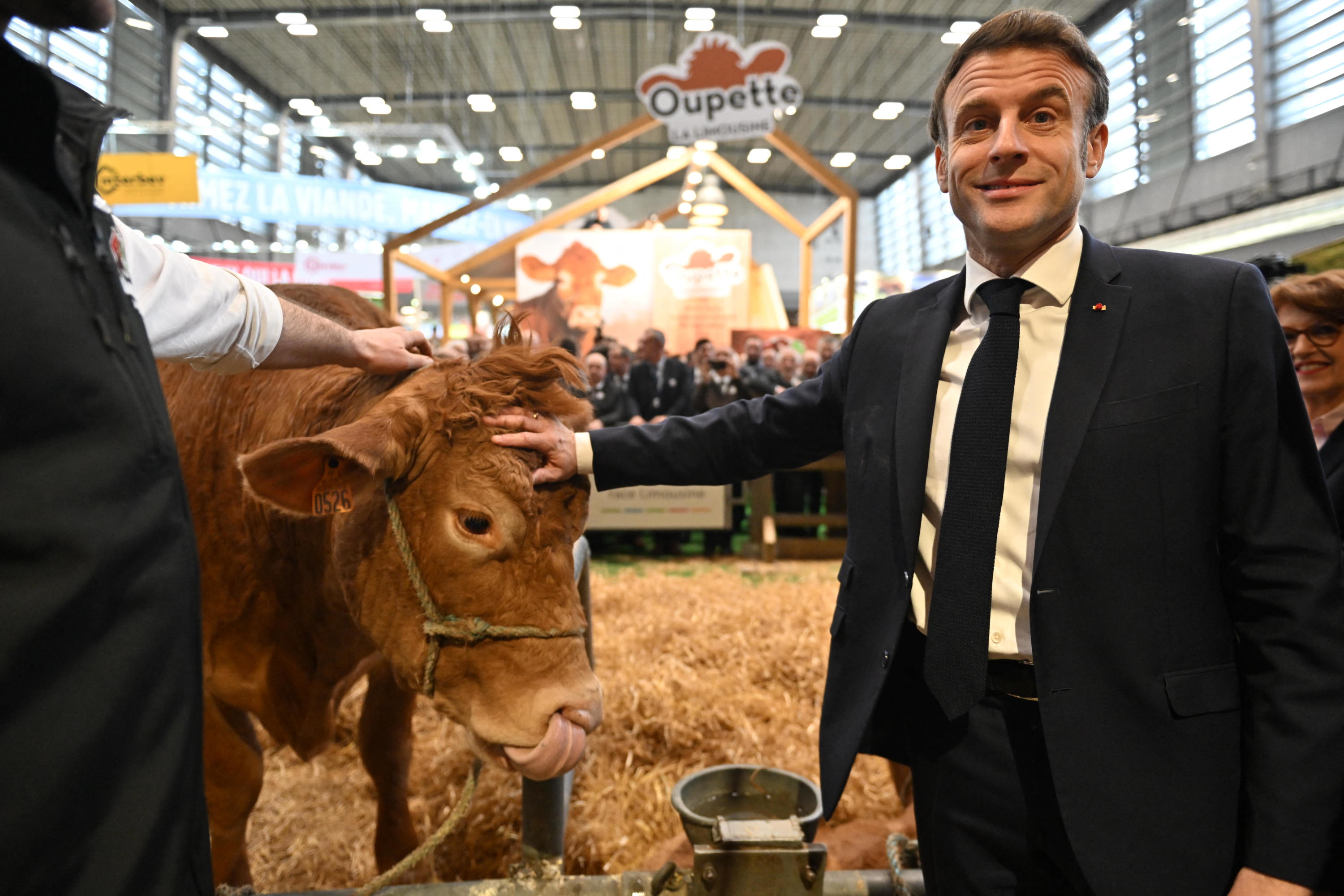 Le calme après la tempête ! Emmanuel Macron inaugure le Salon de l’agriculture sourire aux lèvres
