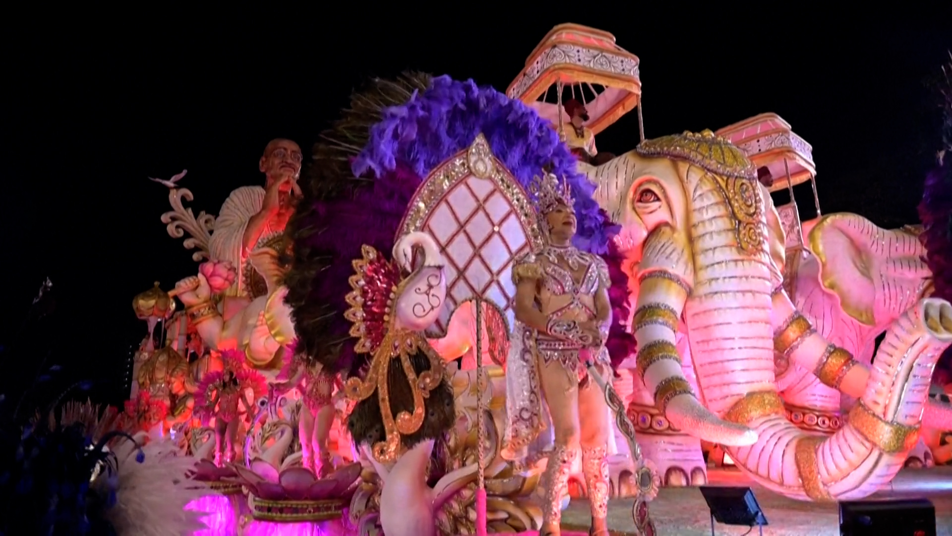 Chars monumentaux, costumes flamboyants...Les images des carnavals de Rio et São Paulo