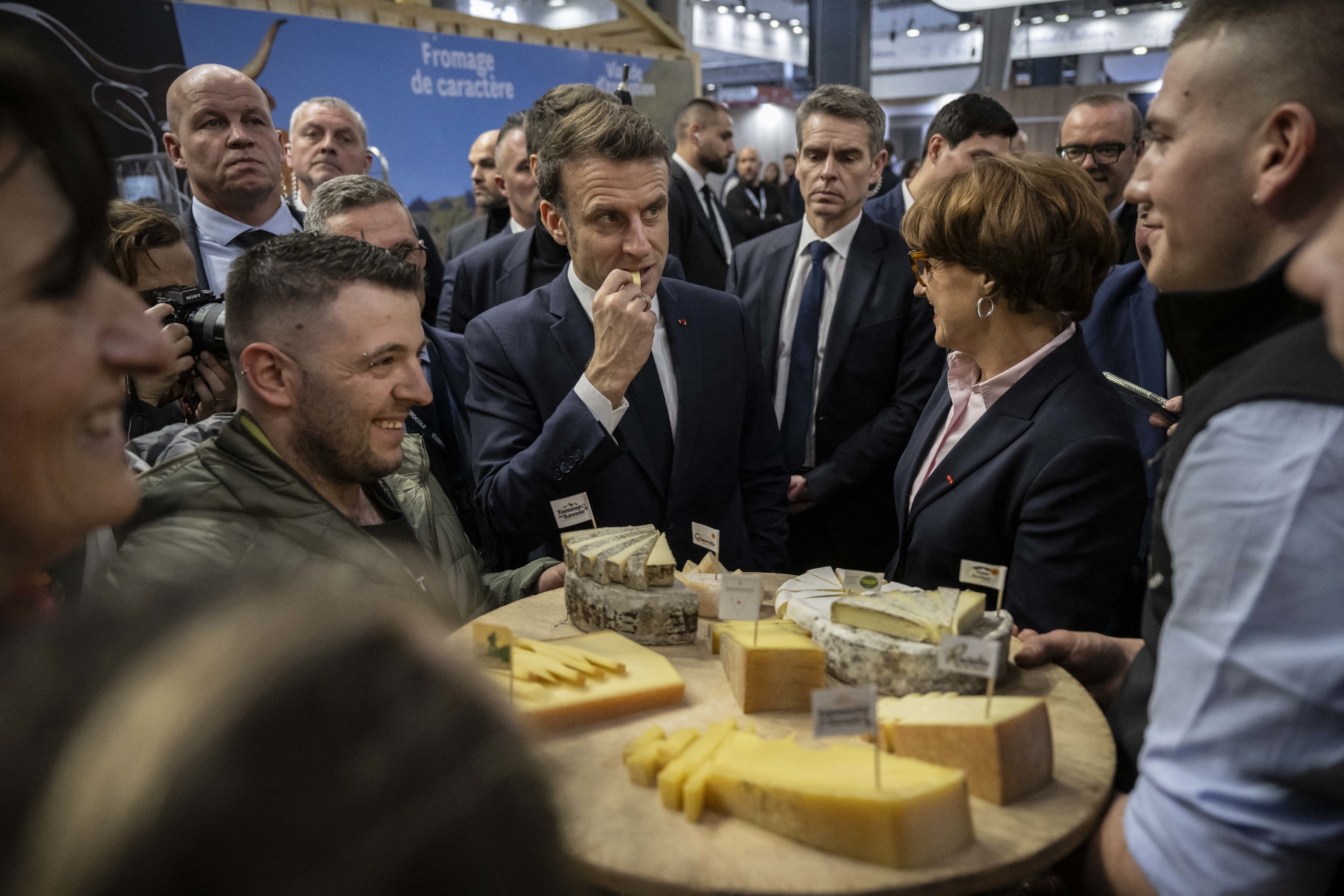 PHOTOS – Salon de l’agriculture 2025 : Jordan Bardella, Gabriel Attal… Les politiques n’y sont pas allés avec le dos de la cuillère !