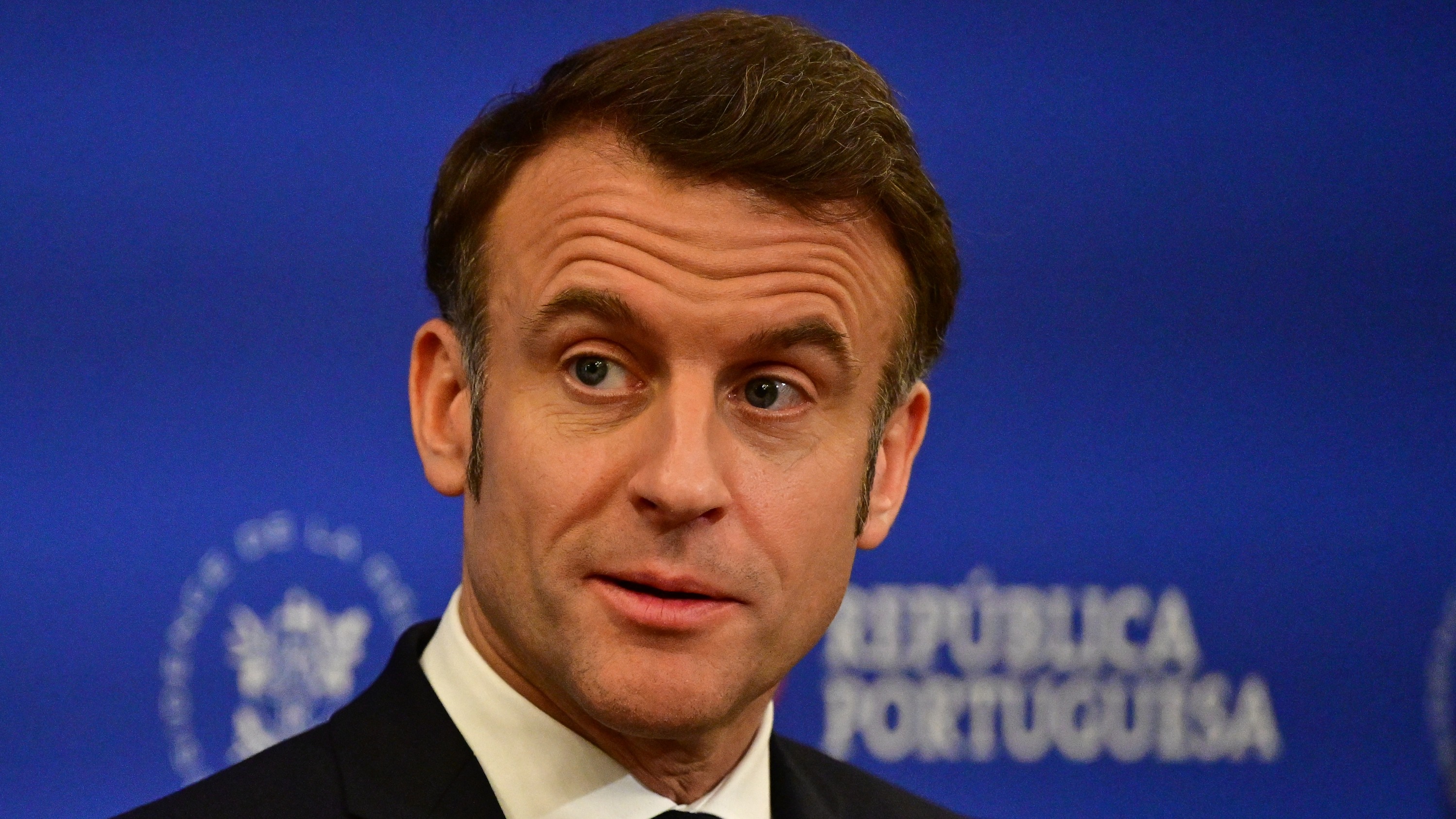 Emmanuel Macron surpris dans une charcuterie : ces images que l’on n’attendait pas !