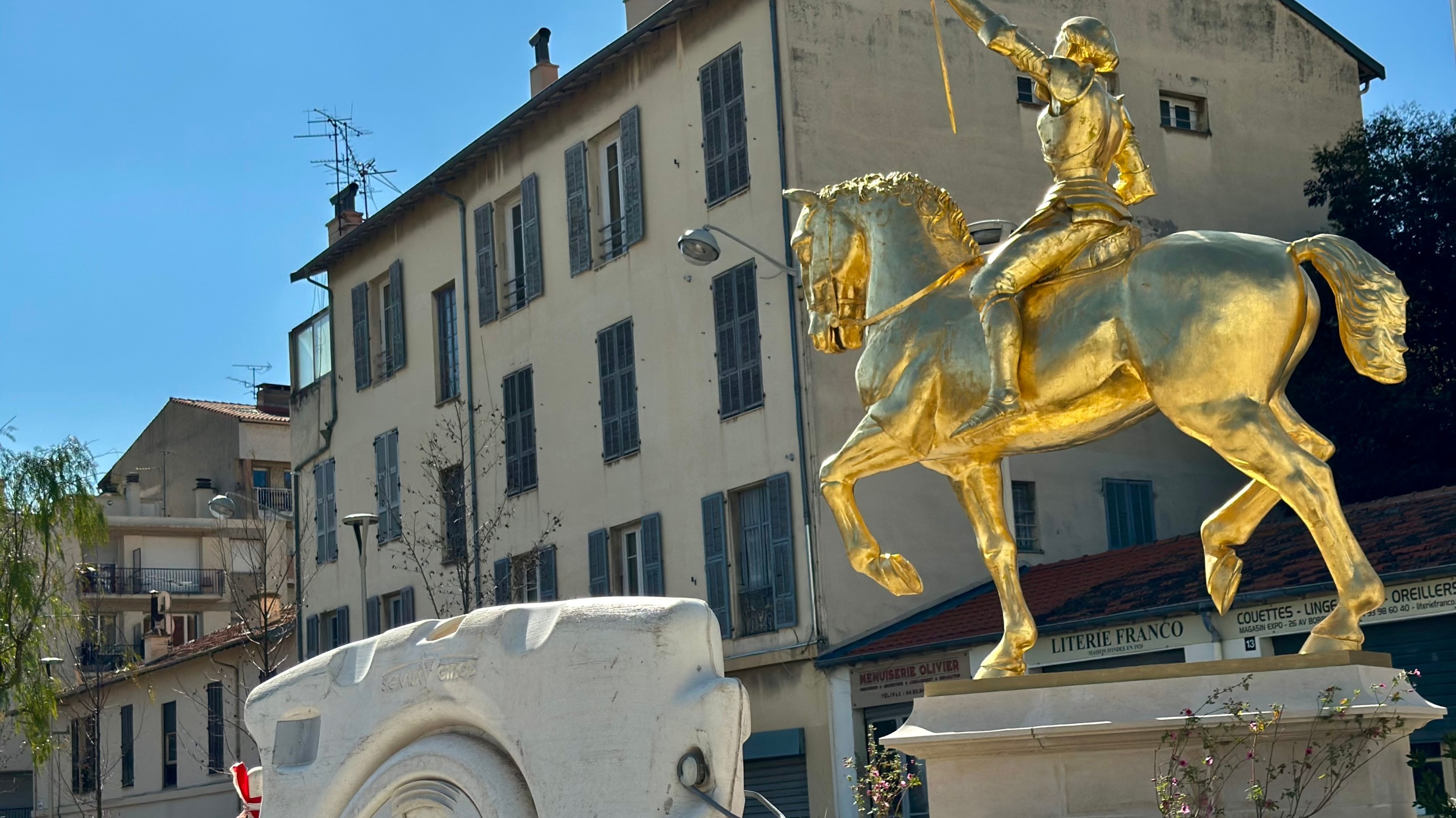 Contrainte par la justice de démonter sa statue de Jeanne d’Arc, la Ville de Nice... coule du béton autour du socle