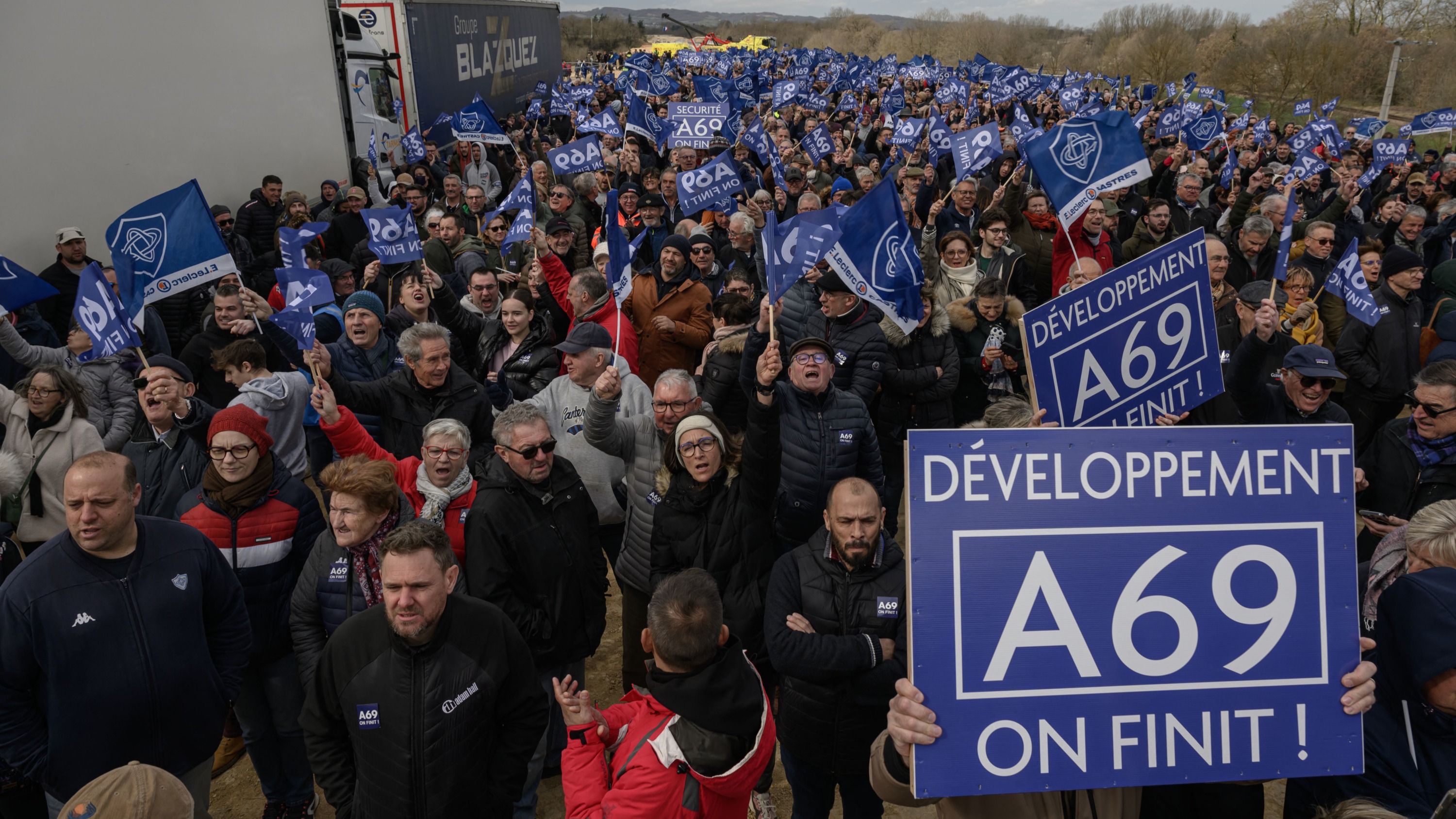 Arrêt du chantier de l’A69 : à Castres, des milliers de manifestants demandent la reprise des travaux