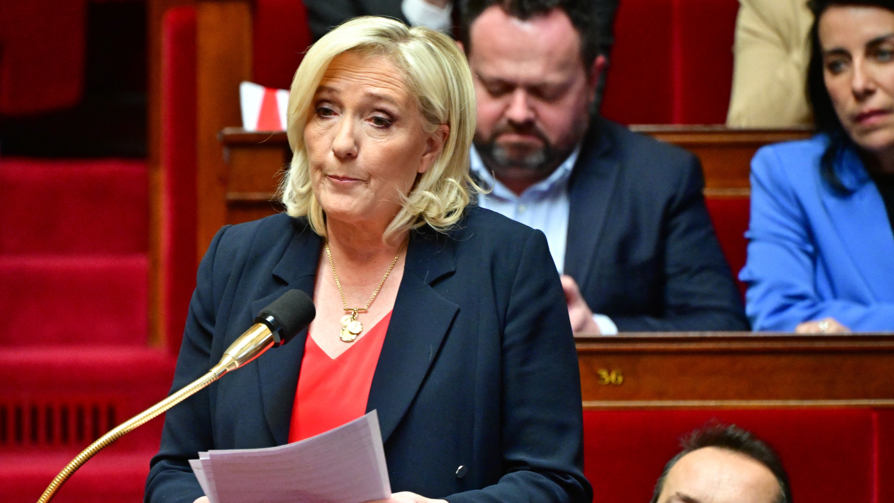 Marine Le Pen rend hommage à Brigitte Bardot, 90 ans, dans son fief d’Hénin-Beaumont