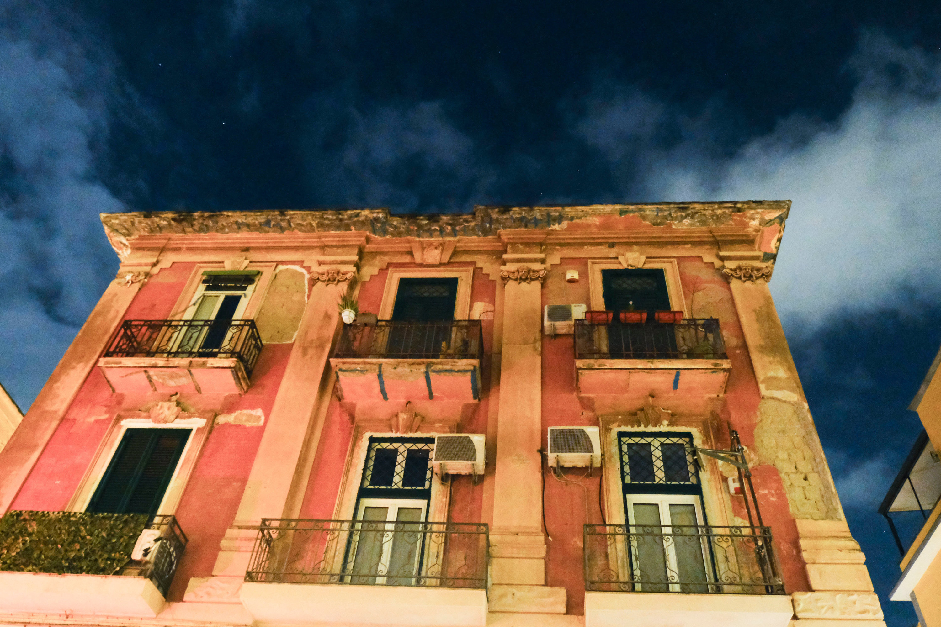 Naples : les images du séisme le plus violent depuis 40 ans qui a secoué la ville