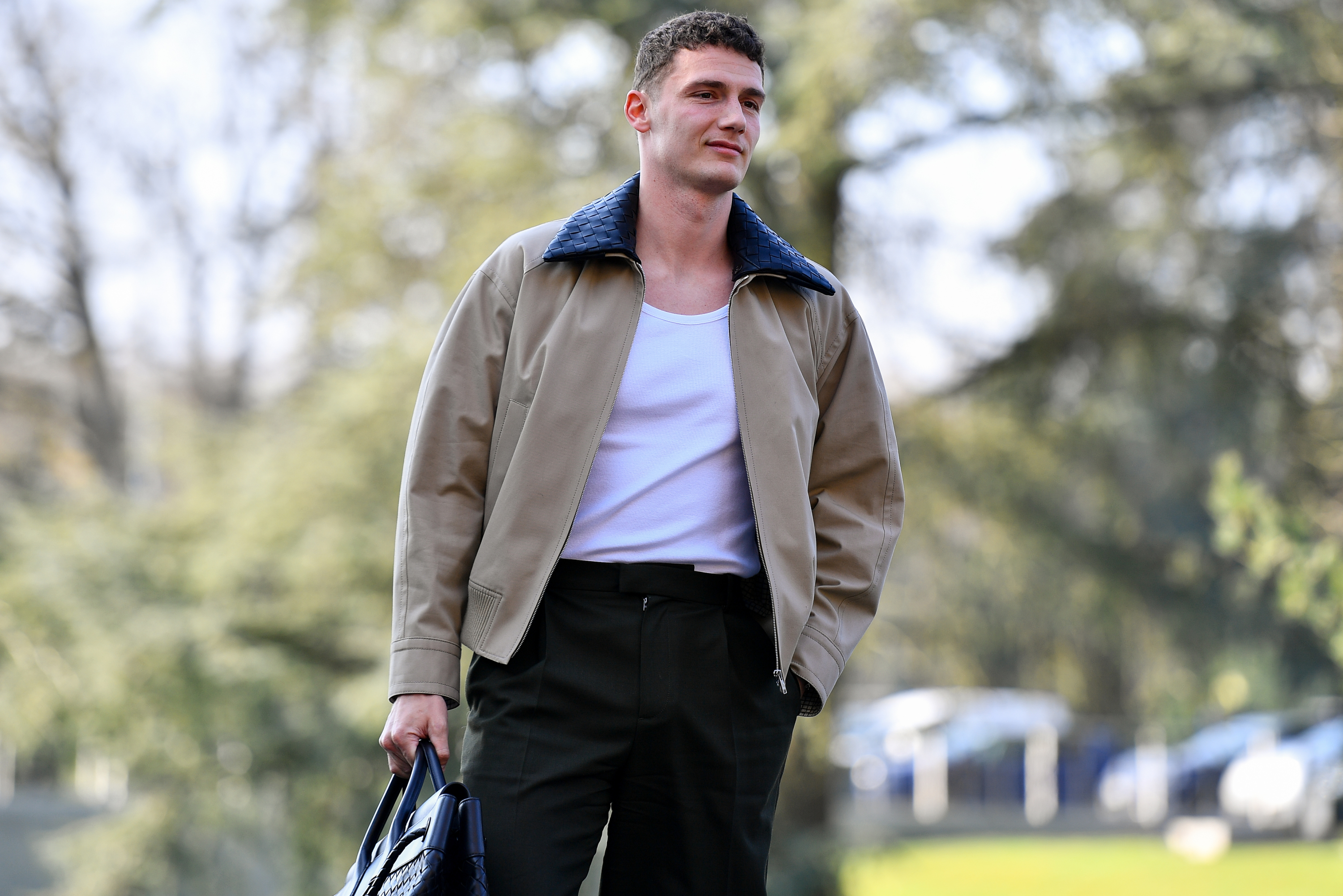 Benjamin Pavard en Bottega Veneta, Kylian Mbappé en Dior.. Le défilé mode des Bleus à Clairefontaine