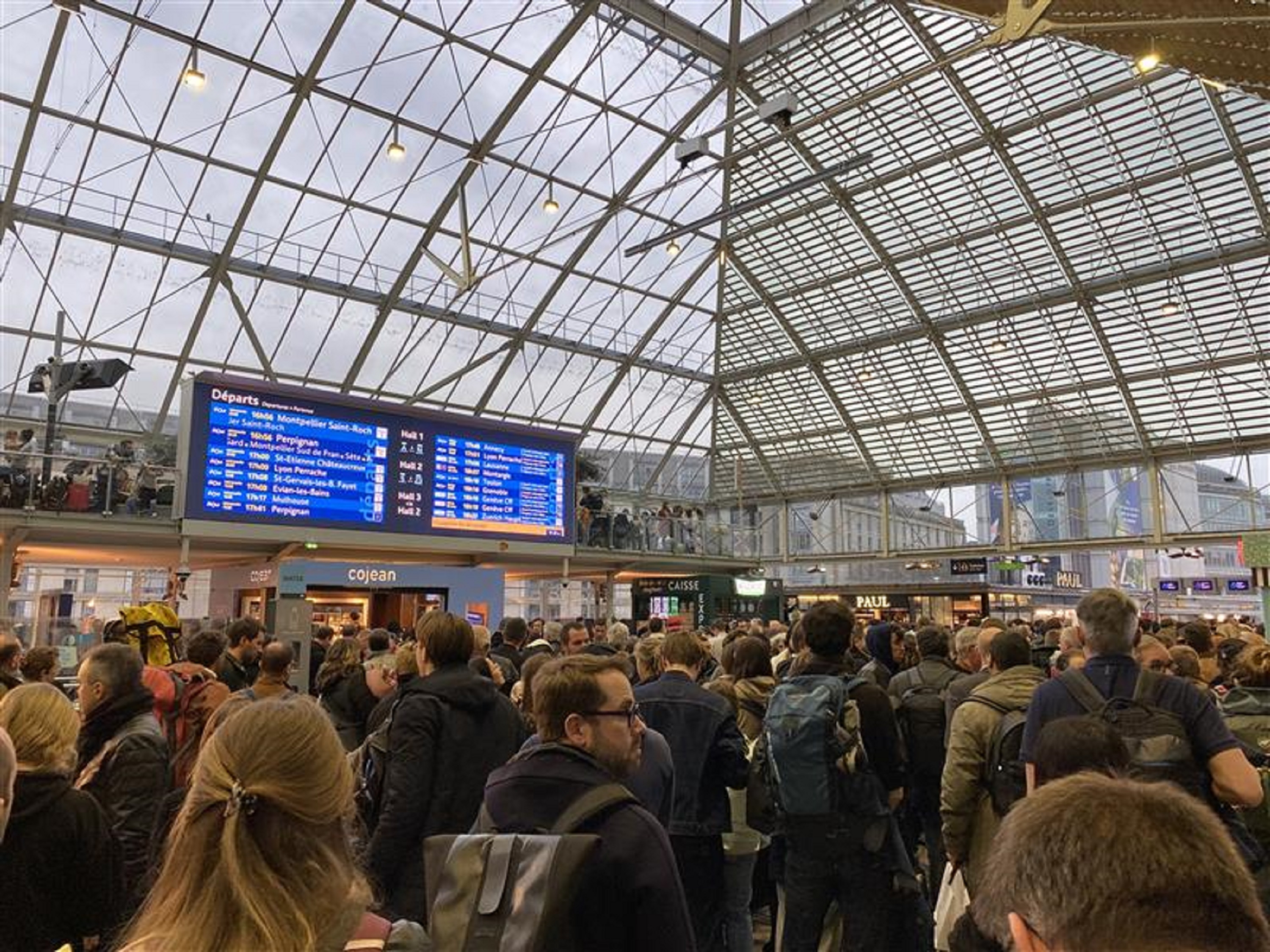 Gare de Lyon : la SNCF prévoit des perturbations «jusqu’en fin de soirée» après la panne d’un train de travaux