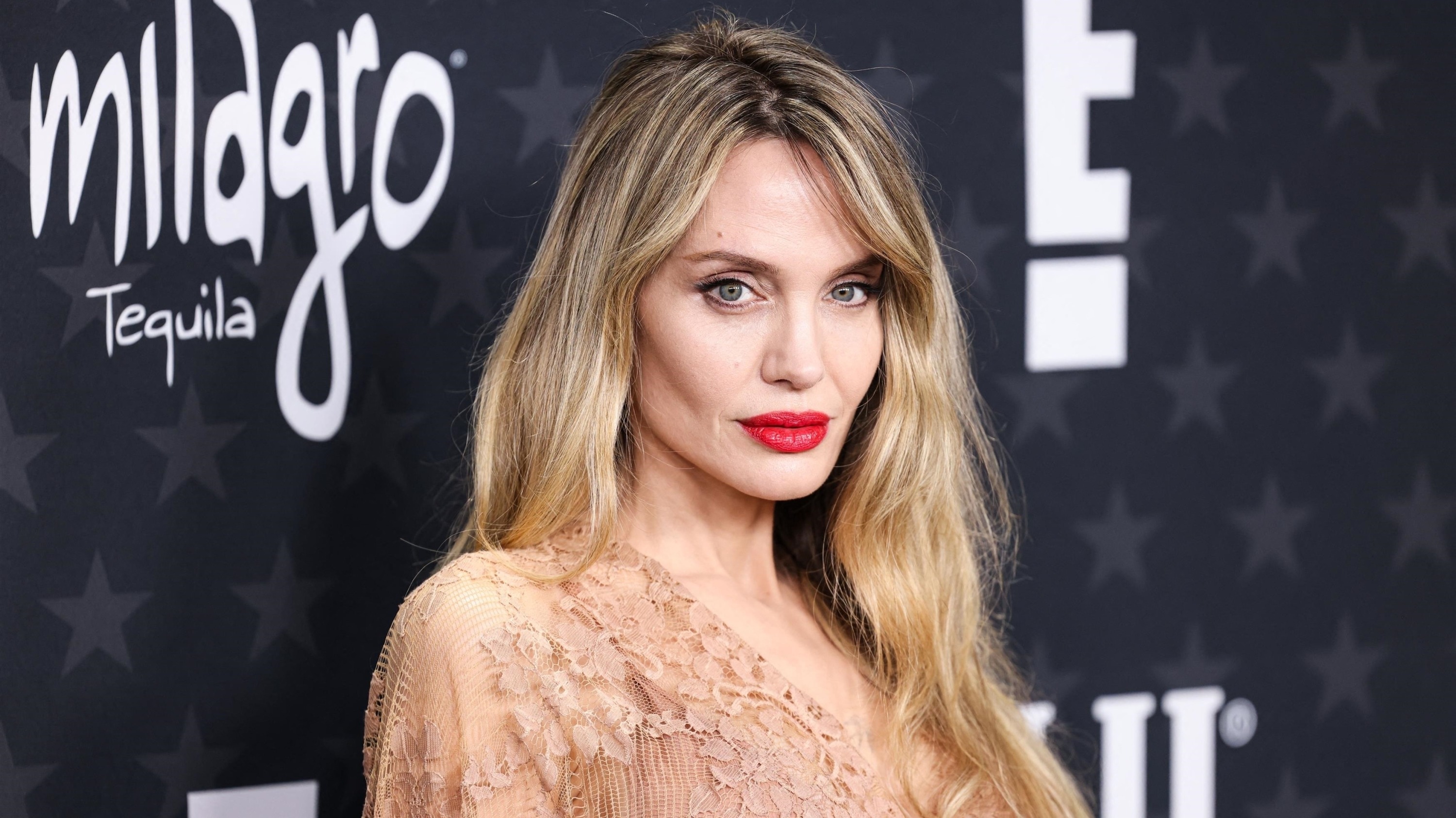 Angelina Jolie dévoile un nouveau tatouage, et son message est très clair !