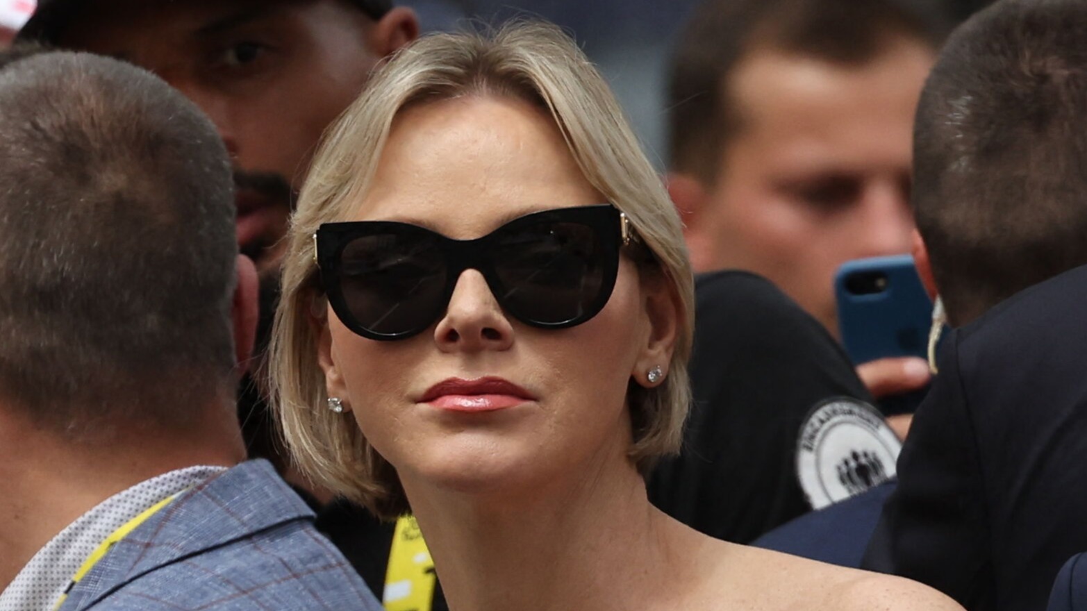 Charlene de Monaco toujours aussi stylée en lunettes noires Dior et baskets blanches Louis Vuitton