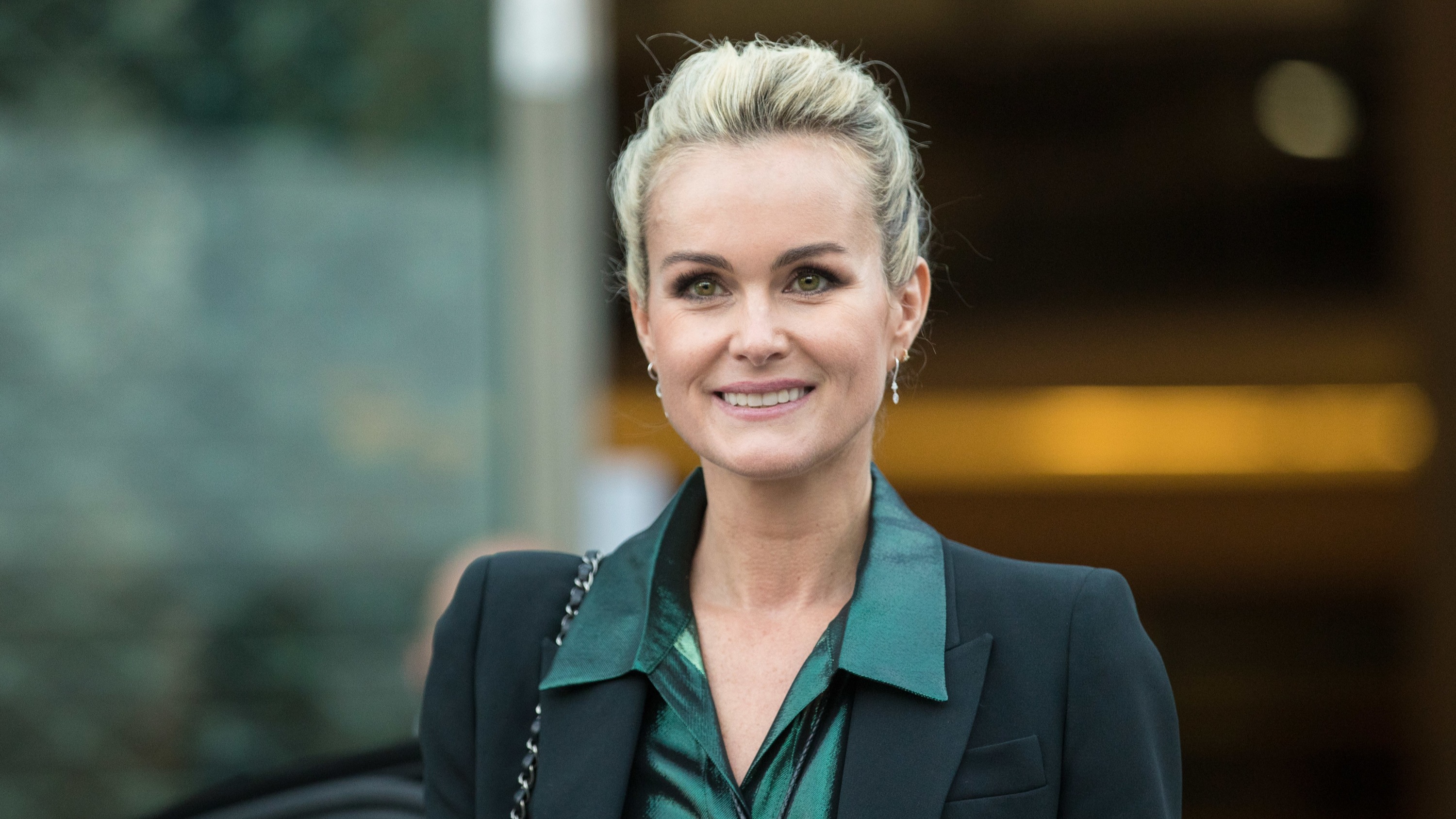 Laeticia Hallyday comblée de bonheur : elle échange un beau baiser avec Frédéric pour ses 50 ans