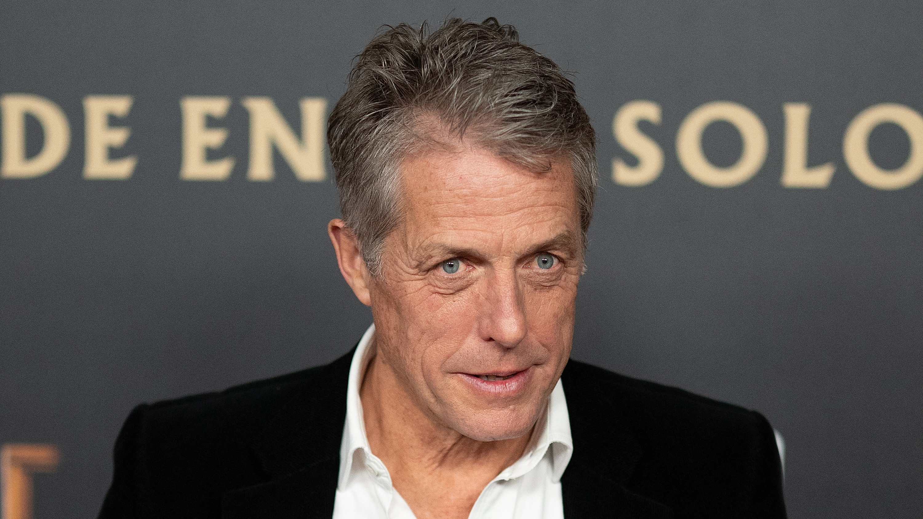 Hugh Grant pousse un coup de gueule : ses enfants impliqués dans une mésaventure à l’aéroport d’Heathrow