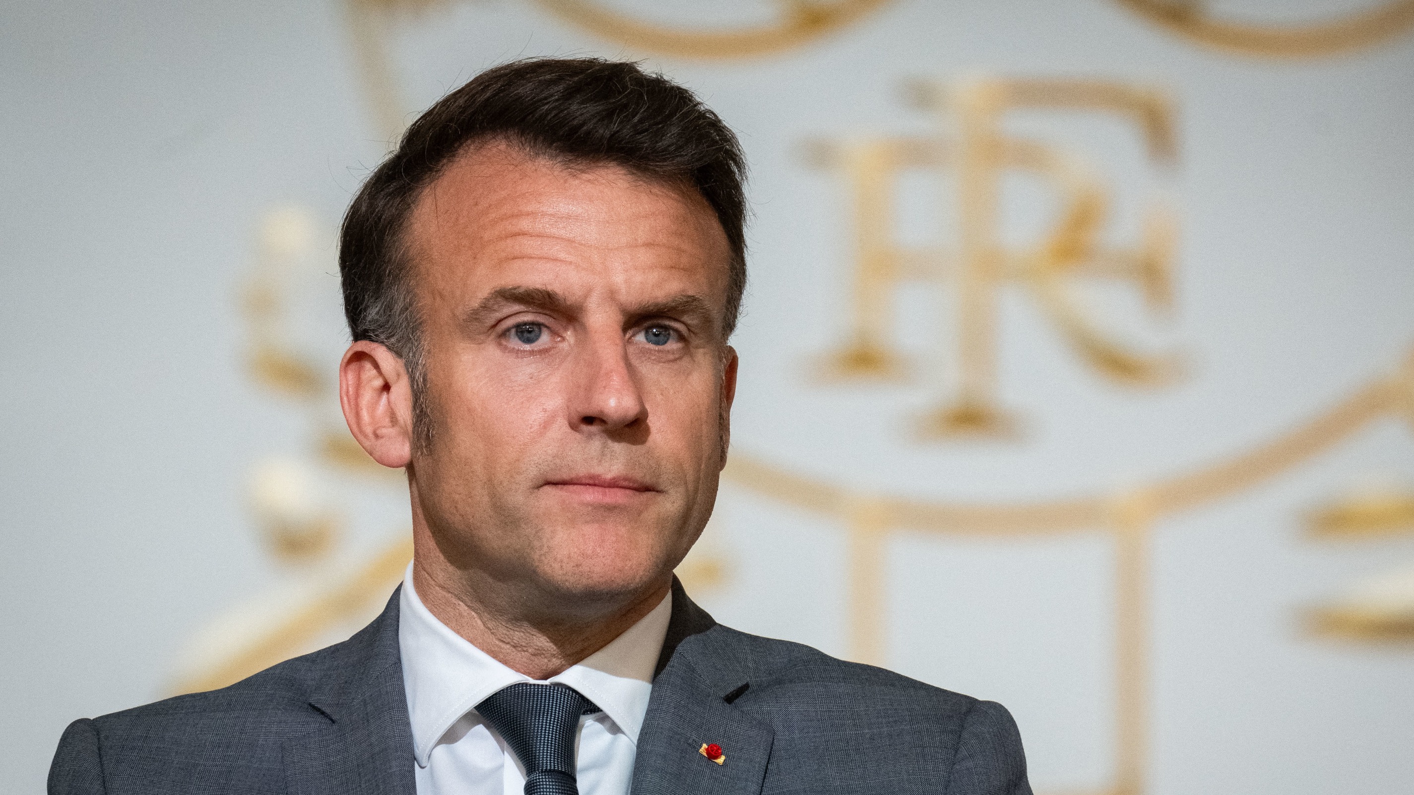 Emmanuel Macron dévasté à la mort de sa grand-mère : ces mots de François Hollande qu’il ne “pardonnera jamais”
