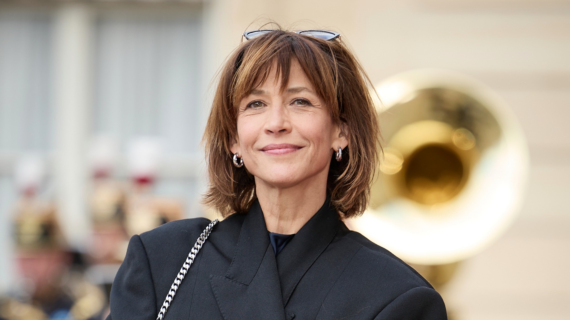 En total look noir : Sophie Marceau fait rayonner le chic à la française au Japon
