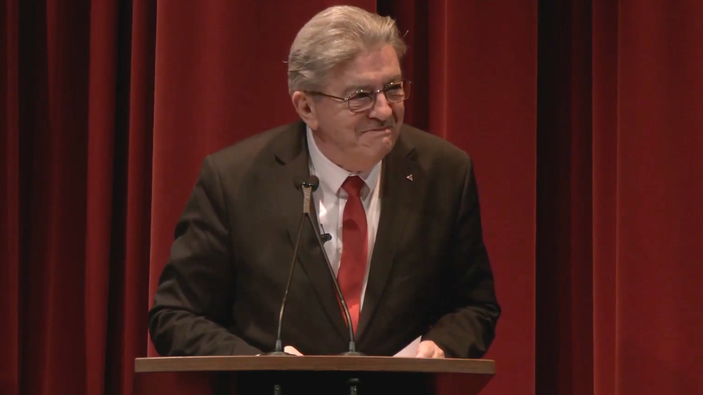 "Excusez mon anglais…" : Jean-Luc Mélenchon interpelle Donald Trump et provoque l’hilarité