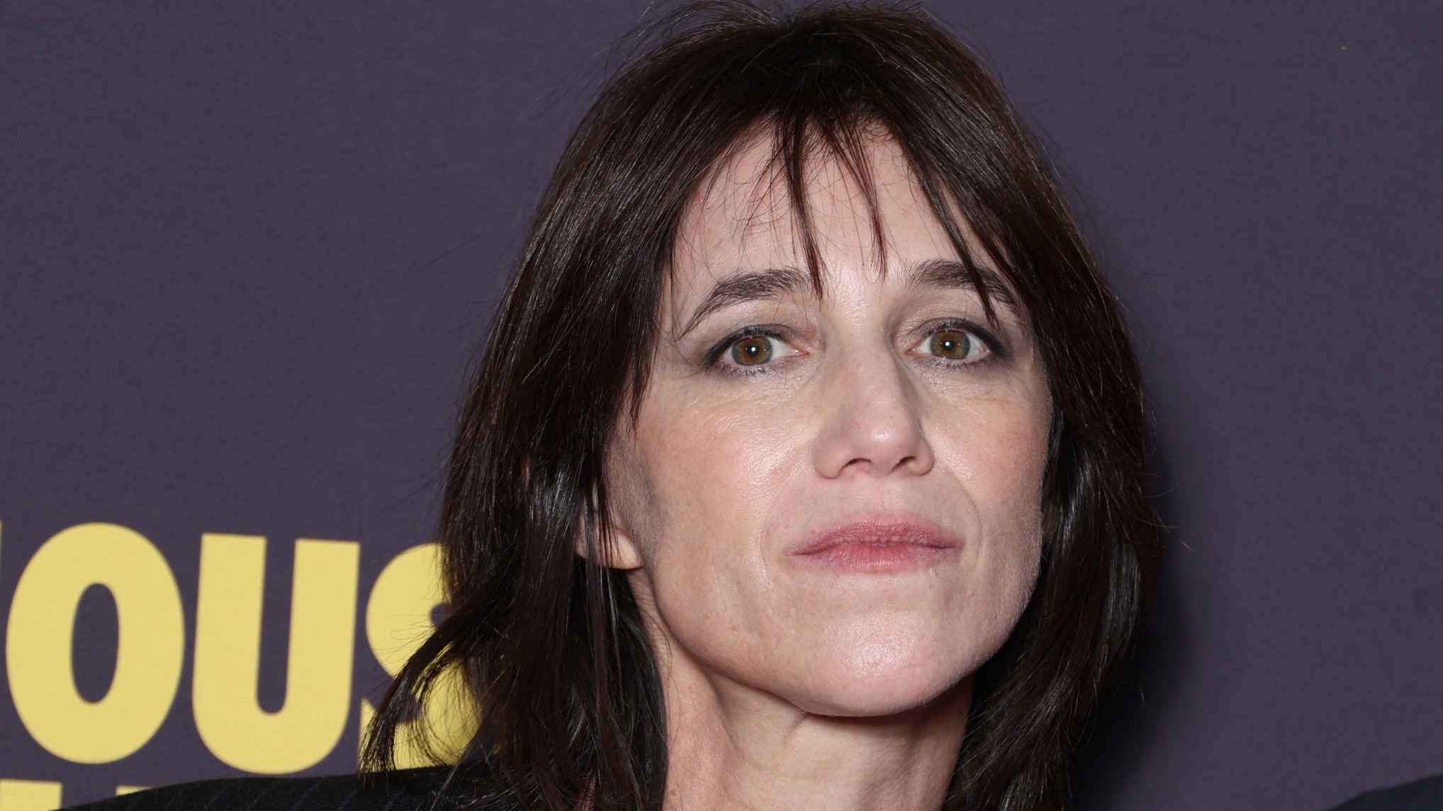 Charlotte Gainsbourg revient sur ses années passées à l’étranger : “J’ai eu besoin de partir”