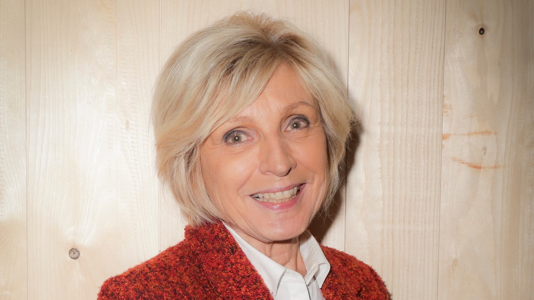 Evelyne Dhéliat a 77 ans, son doux message pour l’occasion : “C’est beaucoup d’émotion et de joie”