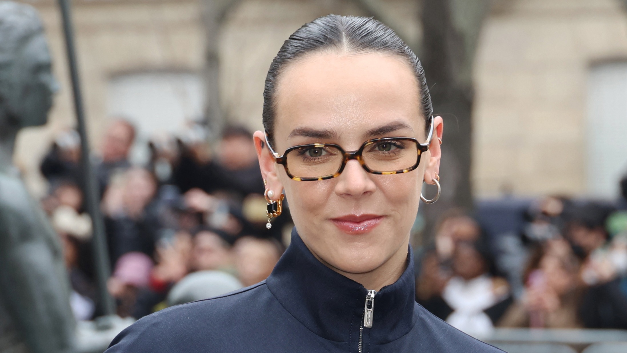 Sneakers rétro et pantalon cargo , Pauline Ducruet confirme le retour de l’allure skatewear