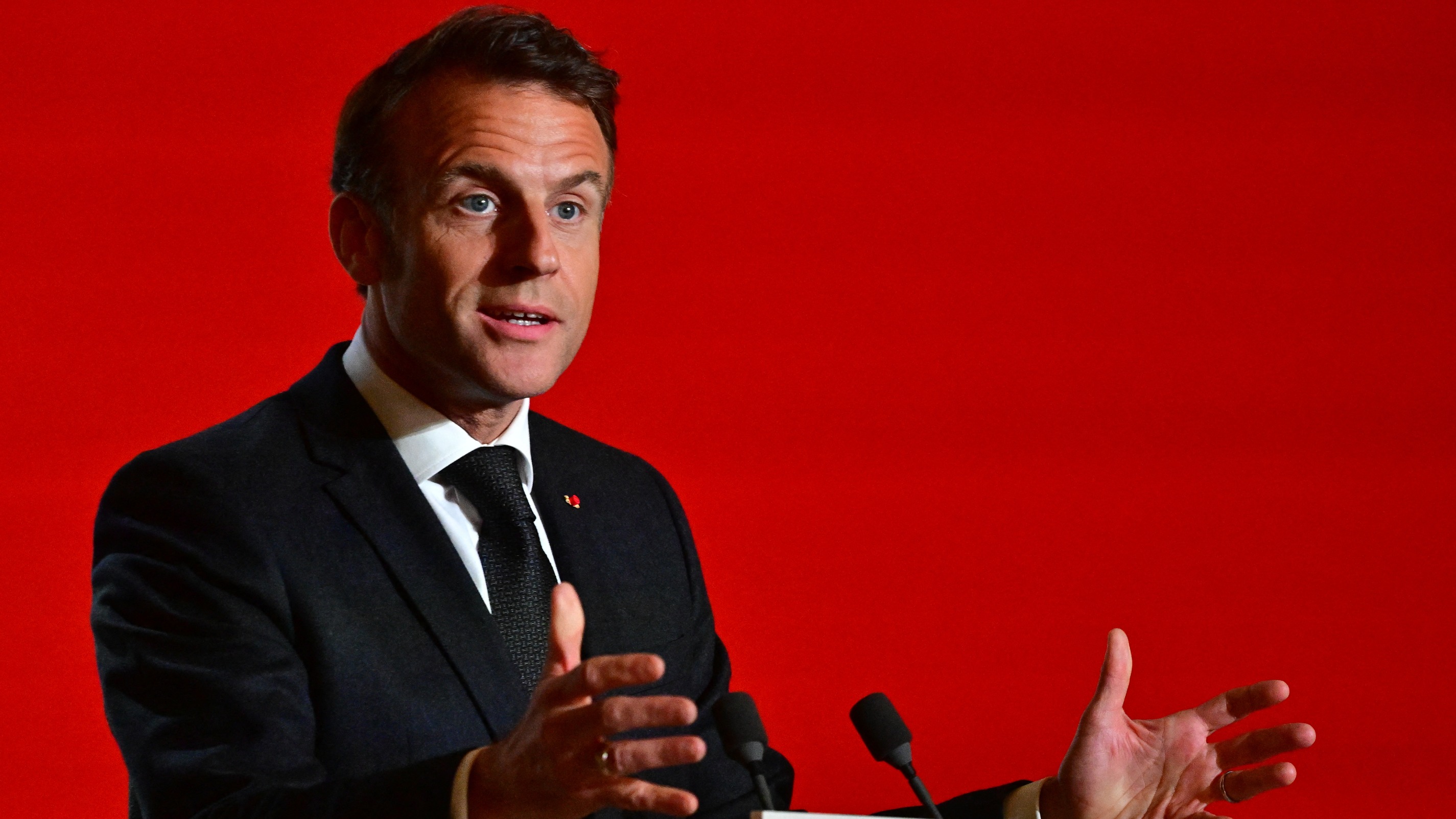 Emmanuel Macron reçoit 3000 courriers par semaine : faire-part, dessins, insultes… Zoom sur la boîte aux lettres présidentielle