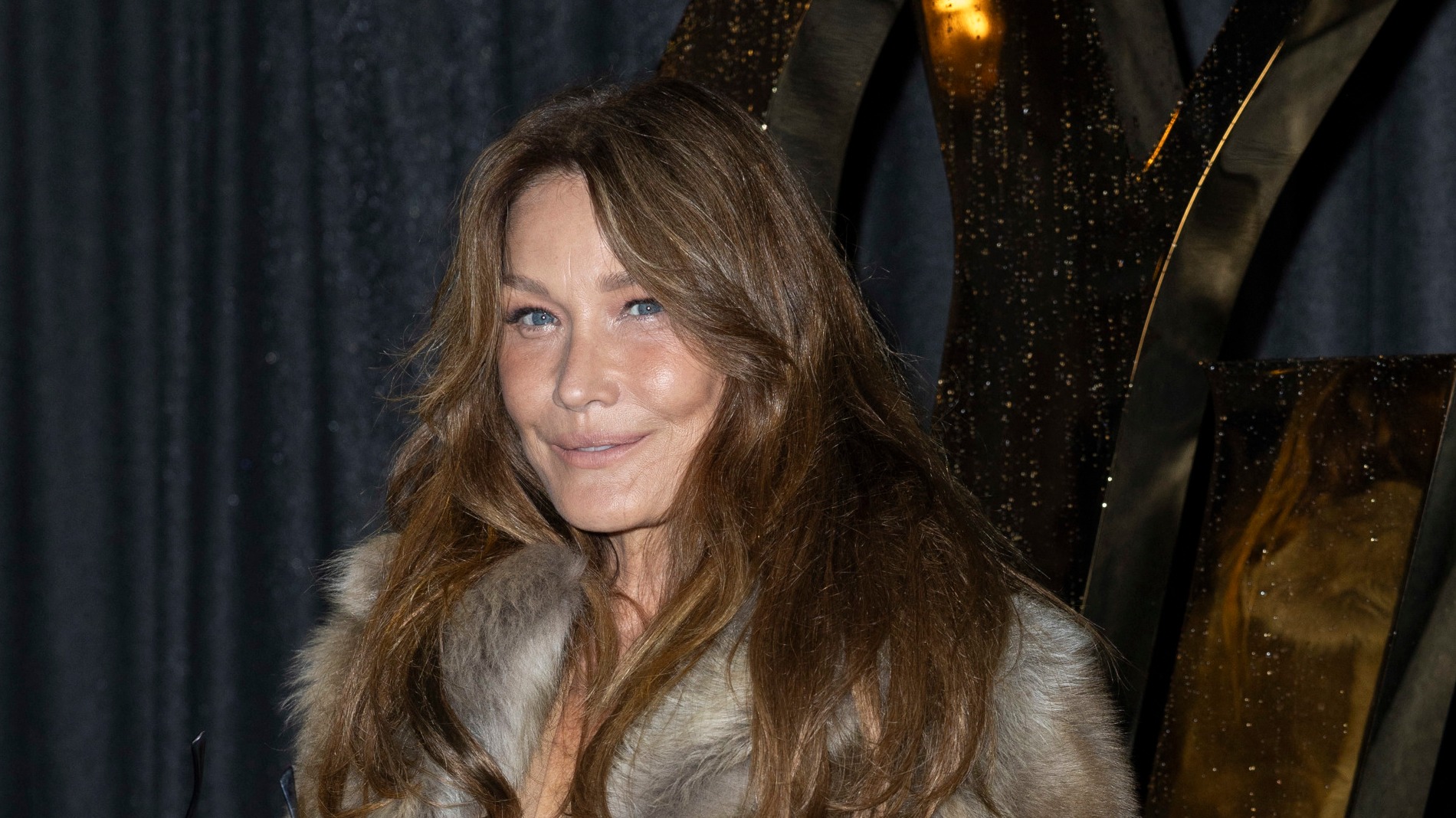 Carla Bruni en deuil : son bouleversant hommage à une amie frappée par le cancer, une réalisatrice reconnue