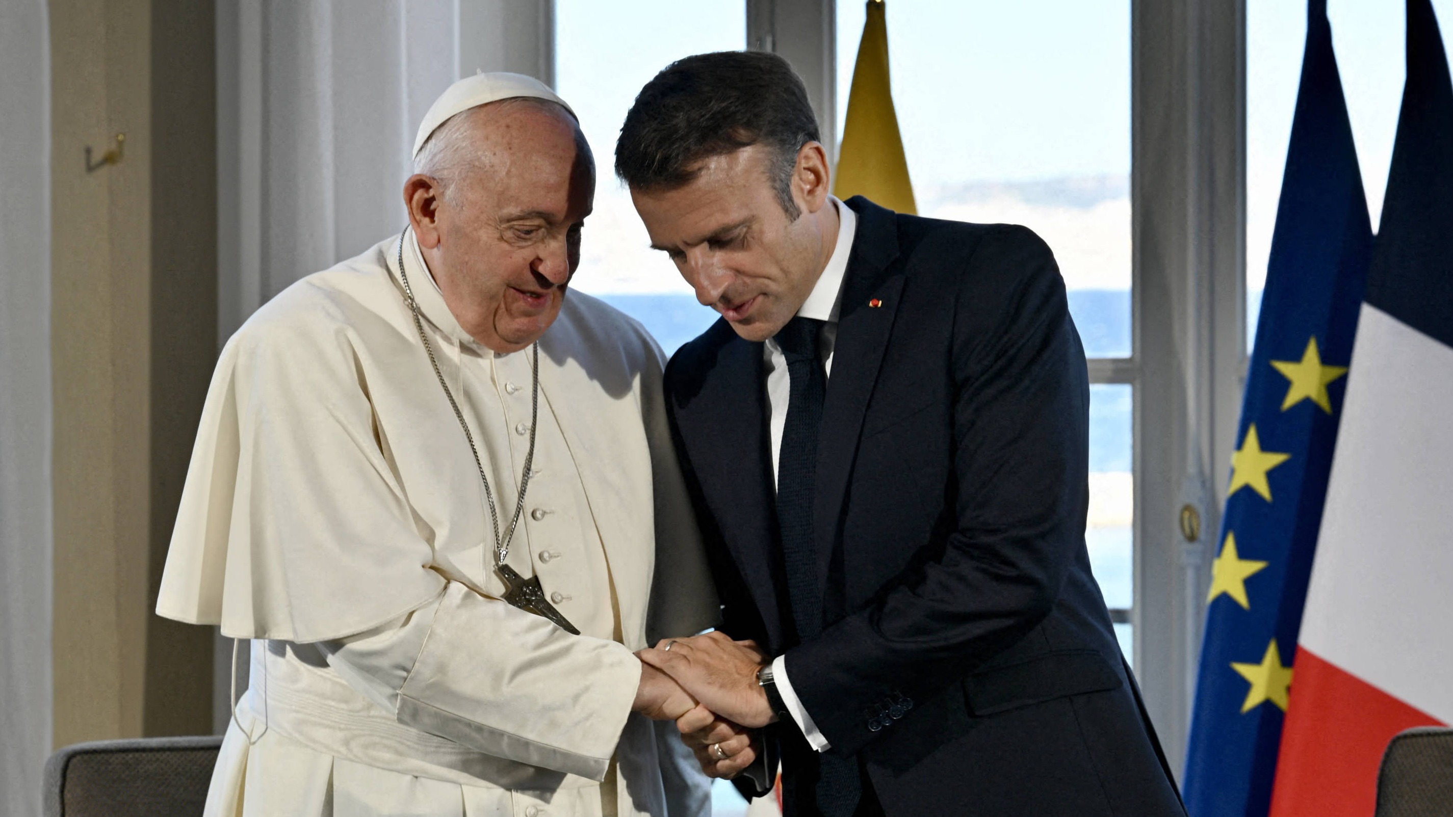 Le pape François et Emmanuel Macron : tutoiement, malentendus… Retour sur leur relation complexe