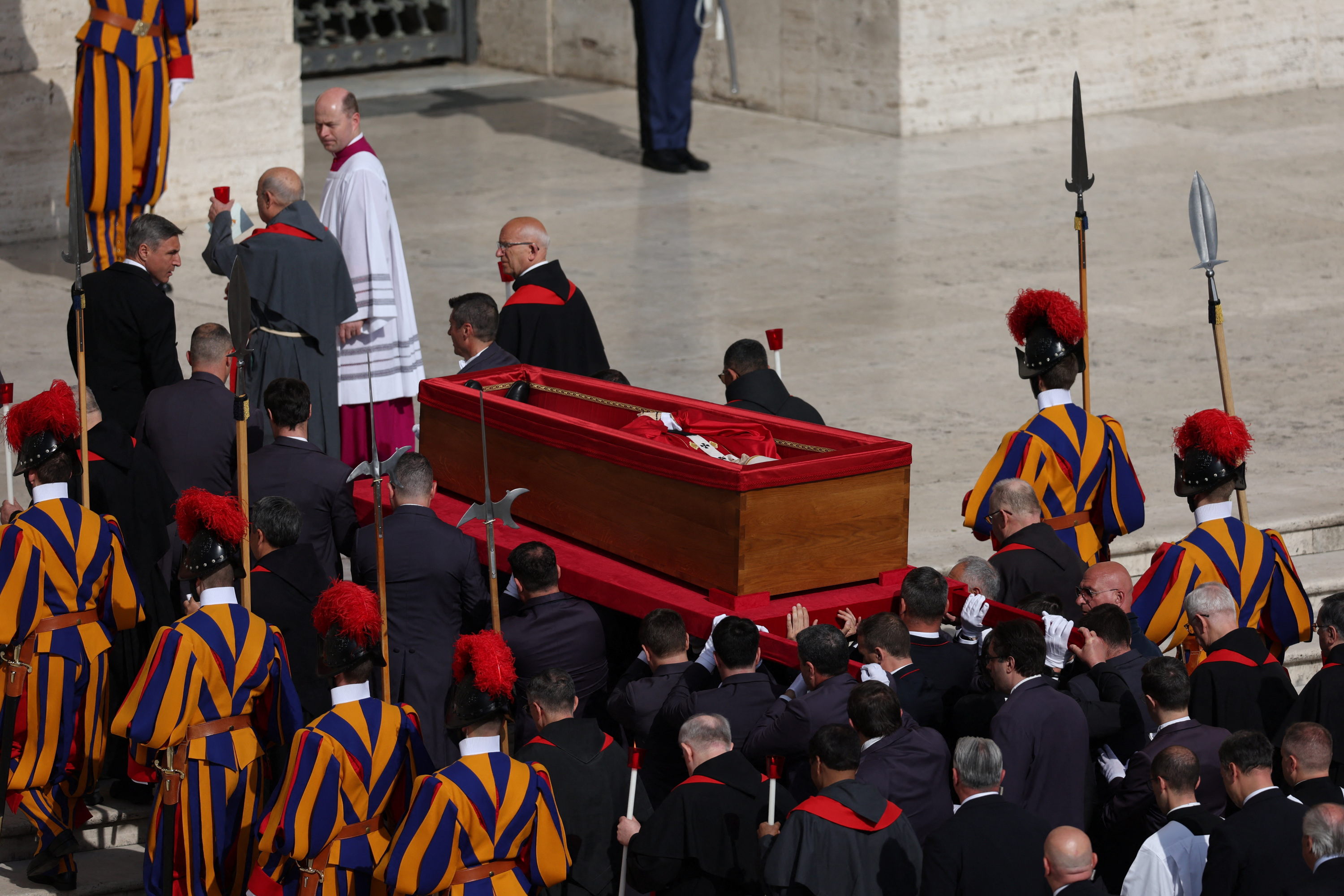 Mort du pape : revivez en images la procession du cercueil ouvert de François de Sainte-Marthe à la basilique Saint-Pierre