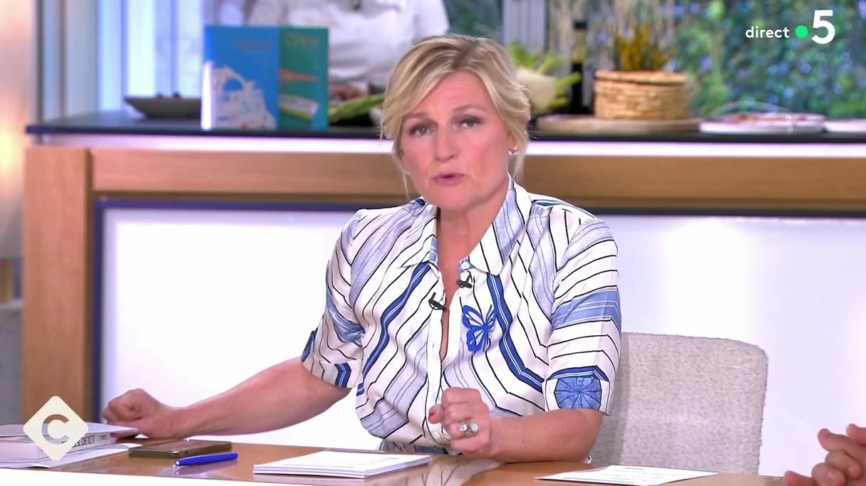 Anne-Élisabeth Lemoine bouleversée : elle rend hommage à un invité de C à vous qui a mis fin à ses jours