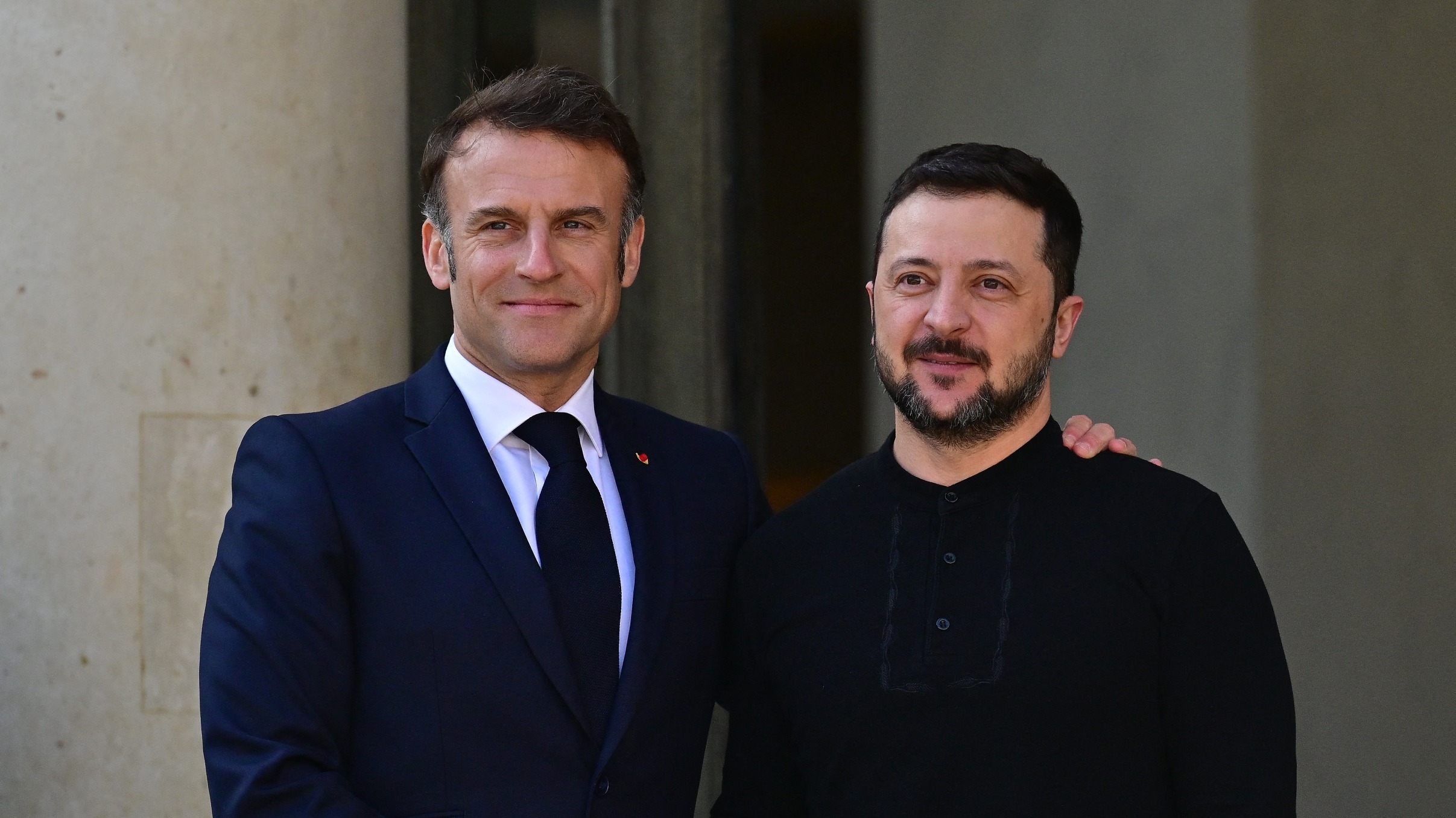 Volodymyr Zelensky “protégé” par Emmanuel Macron : ce geste qui en dit long face à Donald Trump