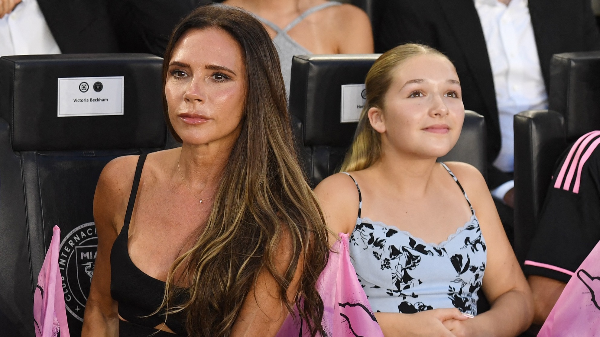 Victoria Beckham et sa fille Harper au comble du glamour dans deux robes blanches identiques !