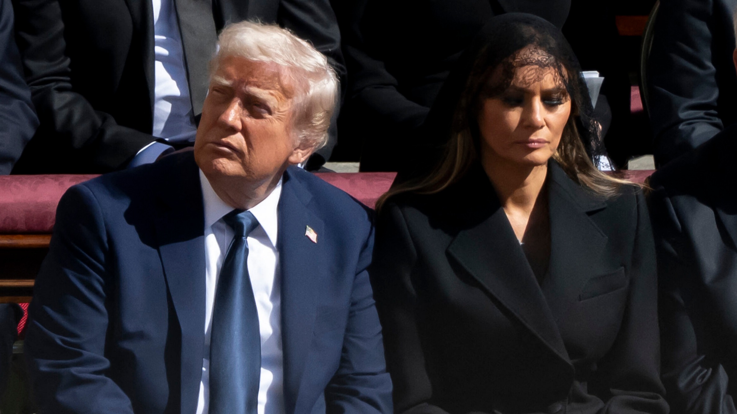 Donald Trump vu à Rome dans une position gênante avec Melania : les internautes ne parlent que de ça !
