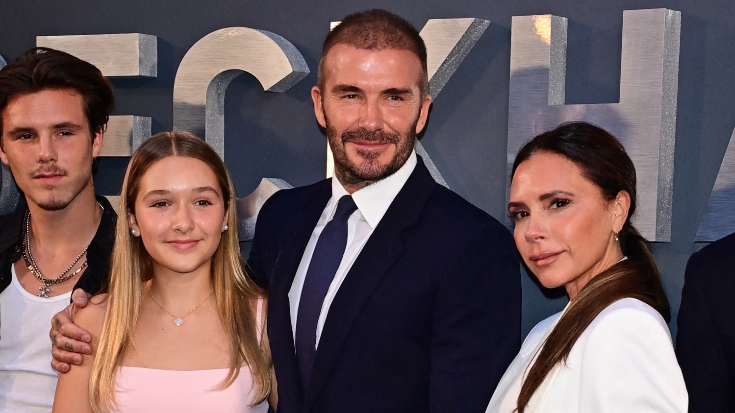 Victoria Beckham et sa fille Harper en robes nuisette assorties : mère et fille sublimes pour les 50 ans de David Beckham