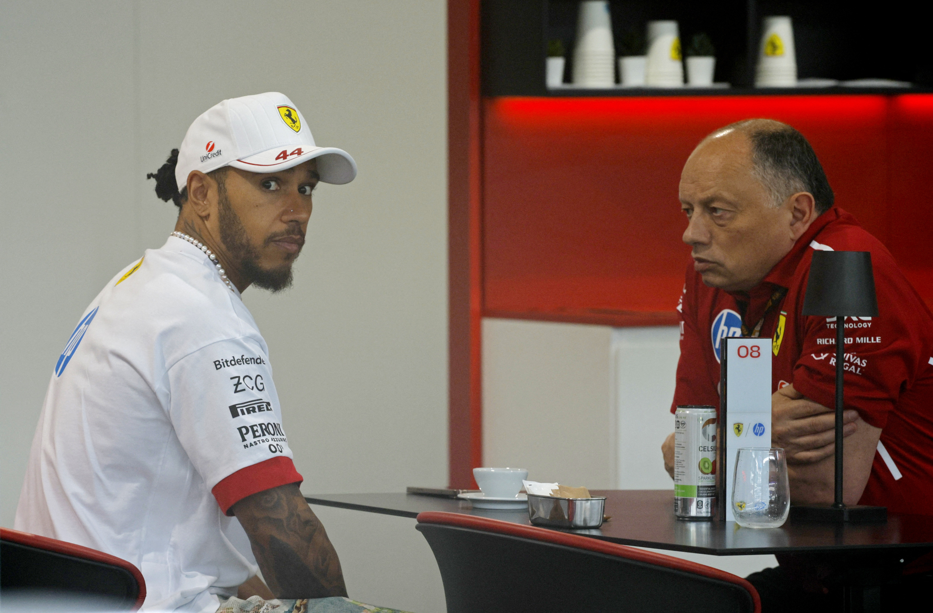 «Vous voulez que je reste derrière lui toute la course ? »: Ferrari désamorce la polémique après les propos de Lewis Hamilton