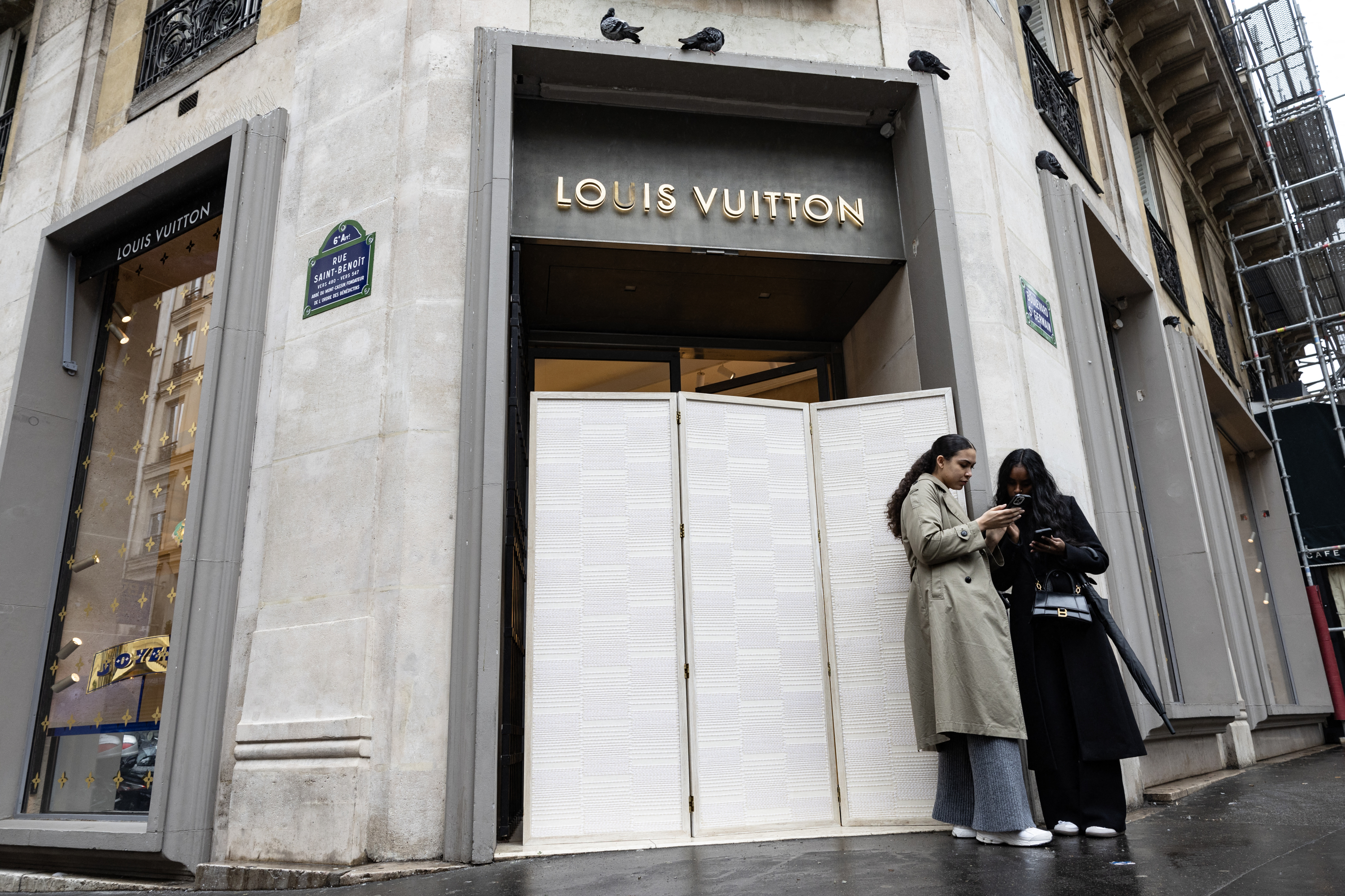 Paris : un magasin Louis Vuitton attaqué à la voiture bélier