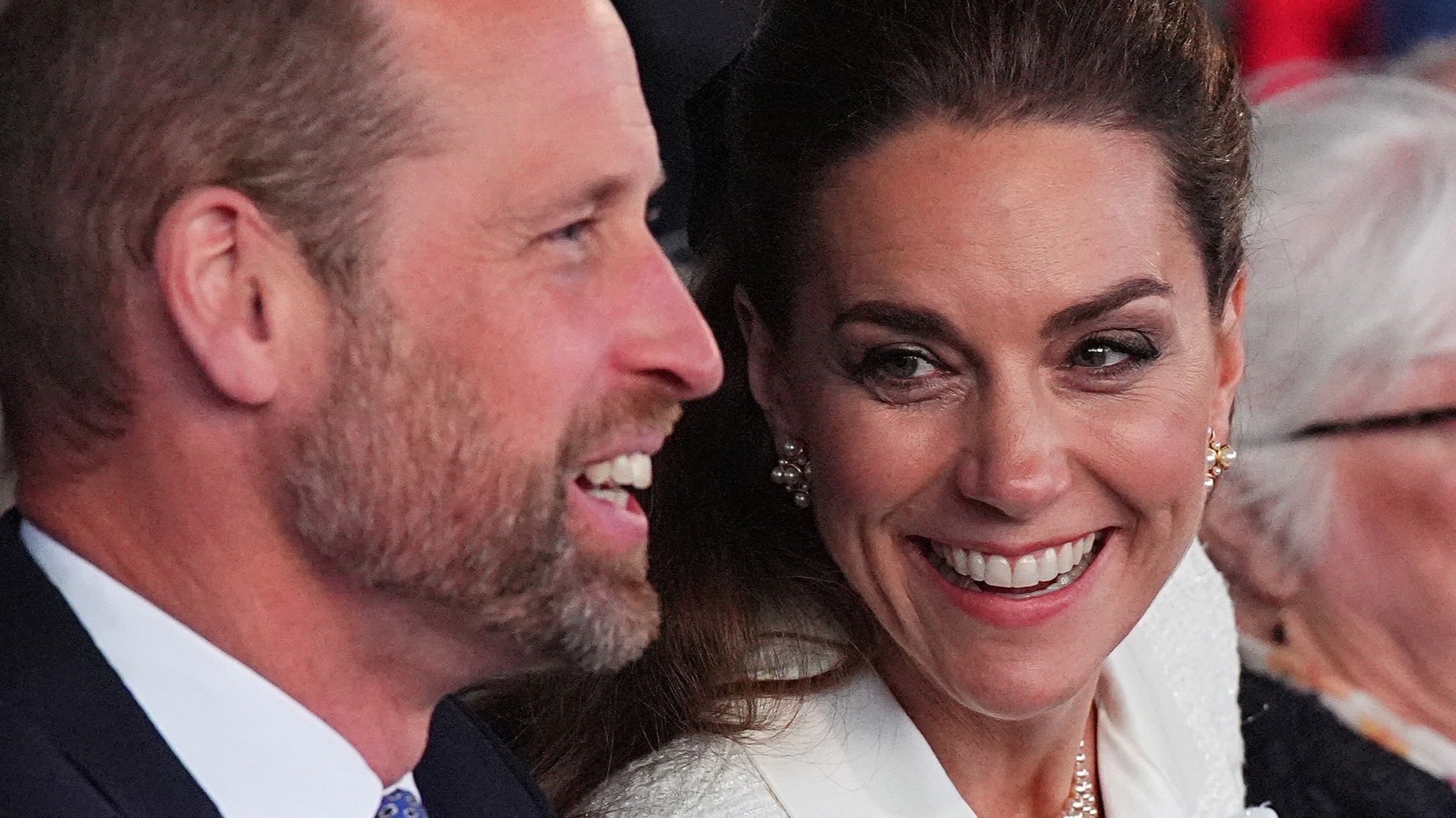 Kate Middleton et le prince William bras dessus, bras dessous : le couple plus complice que jamais dans une vidéo