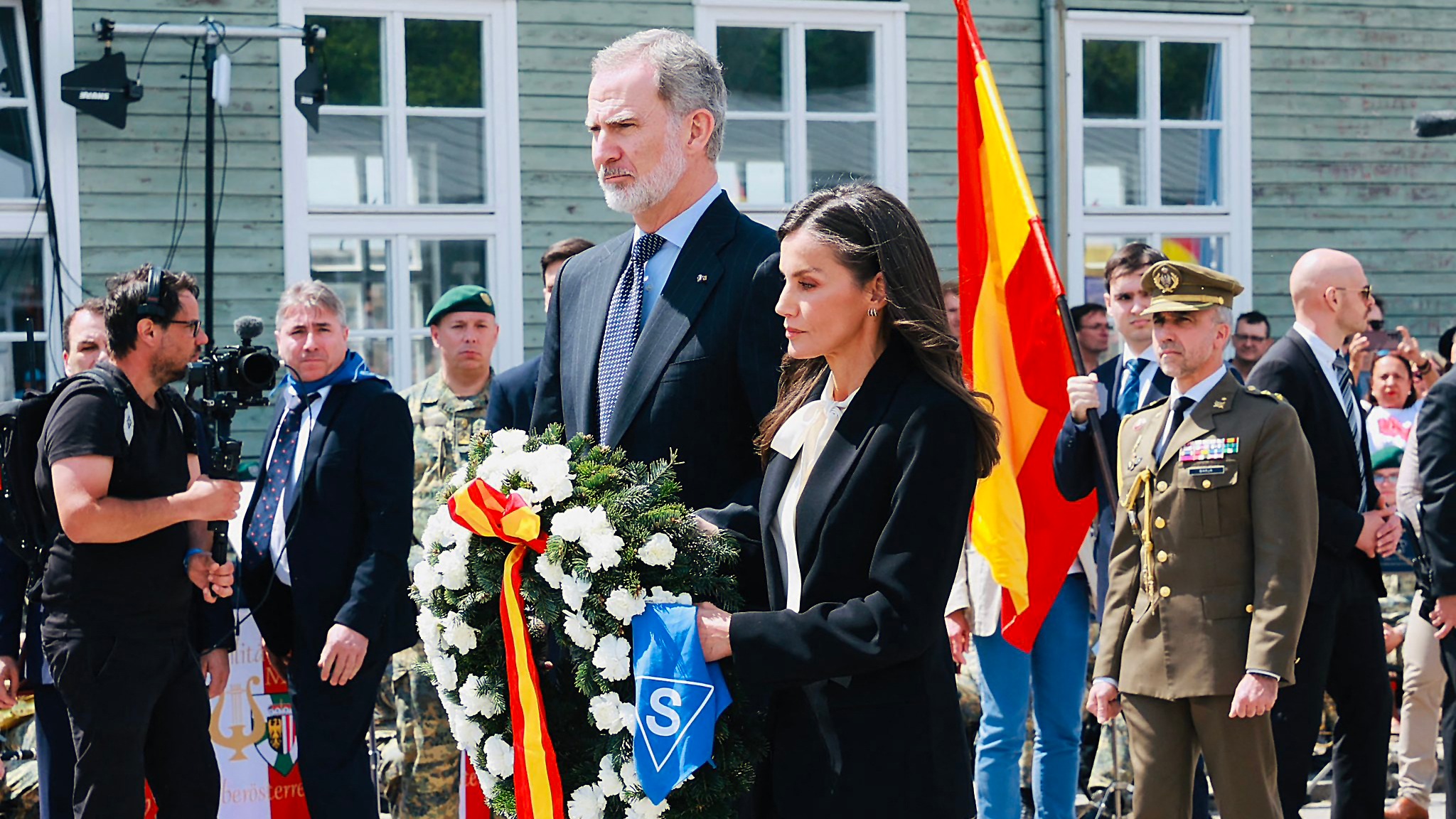 Letizia et Felipe VI d’Espagne serrés l’un contre l’autre pour affronter de douloureux souvenirs