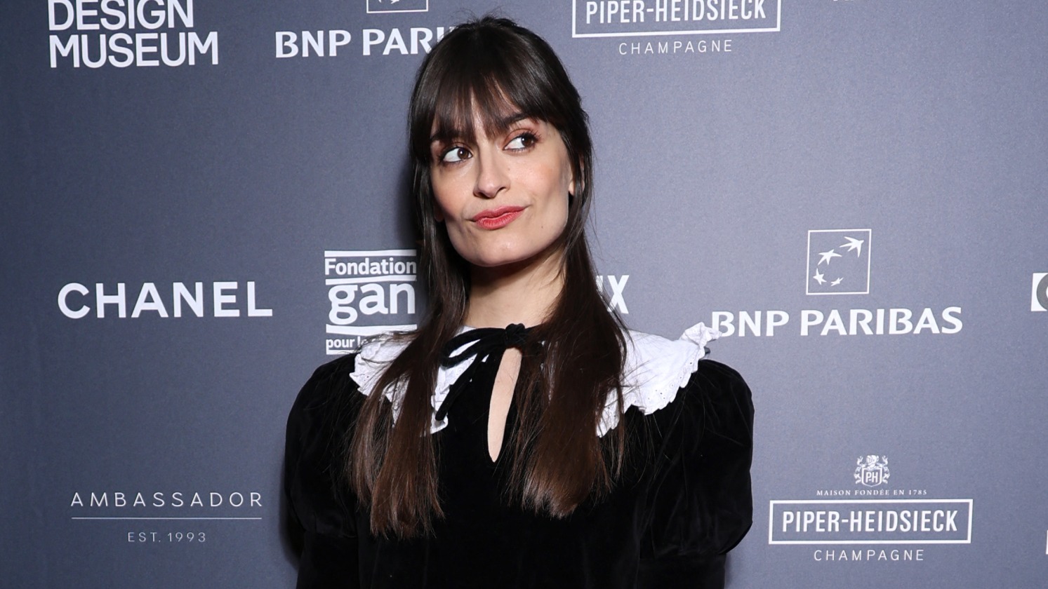 Clara Luciani met en vente son dressing : rendez-vous à Aix-en-Provence pour s’offrir sa garde-robe !