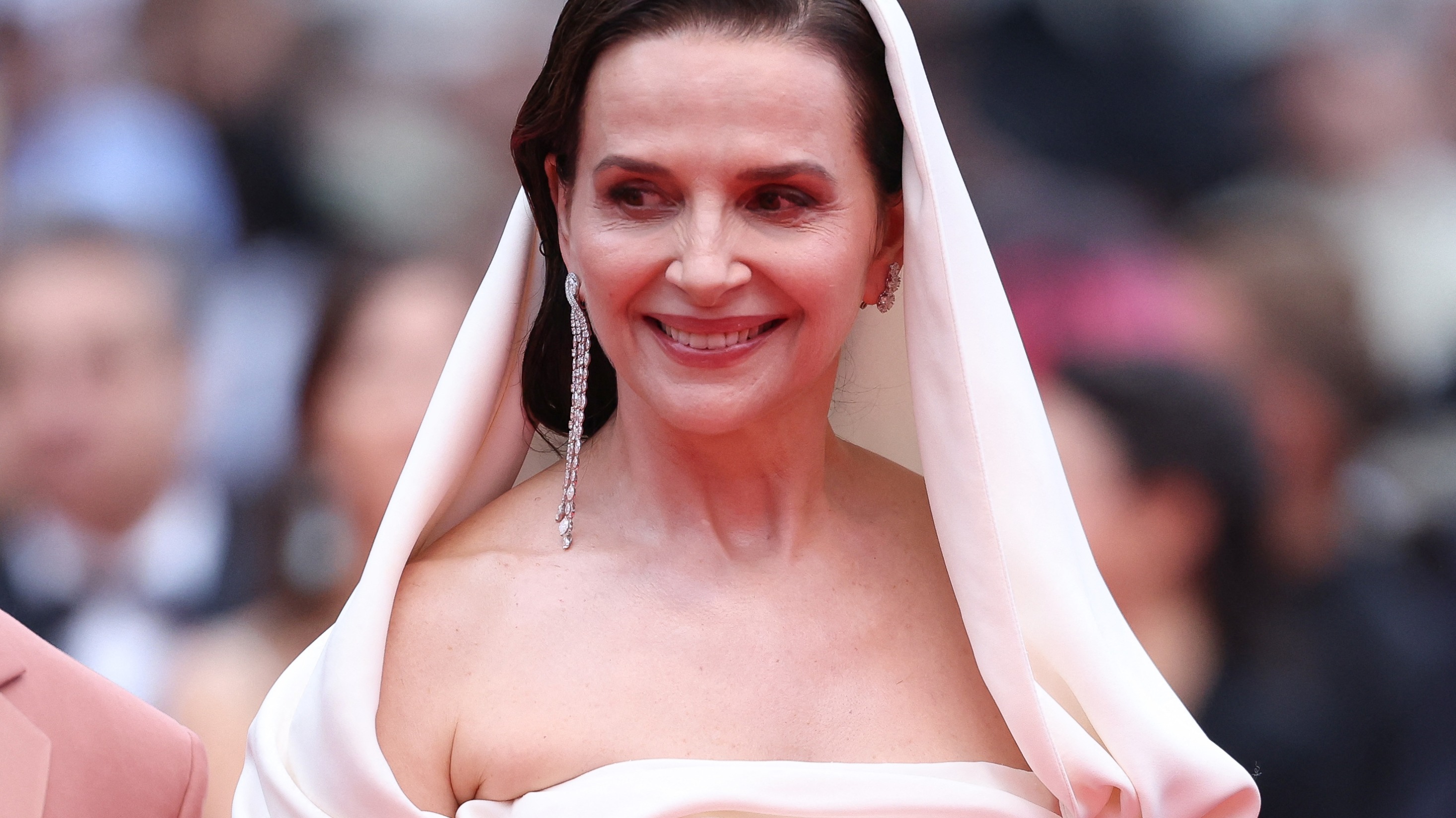 « Les démons de nos barbaries ne nous laissent aucun répit » : Juliette Binoche ouvre le Festival de Cannes