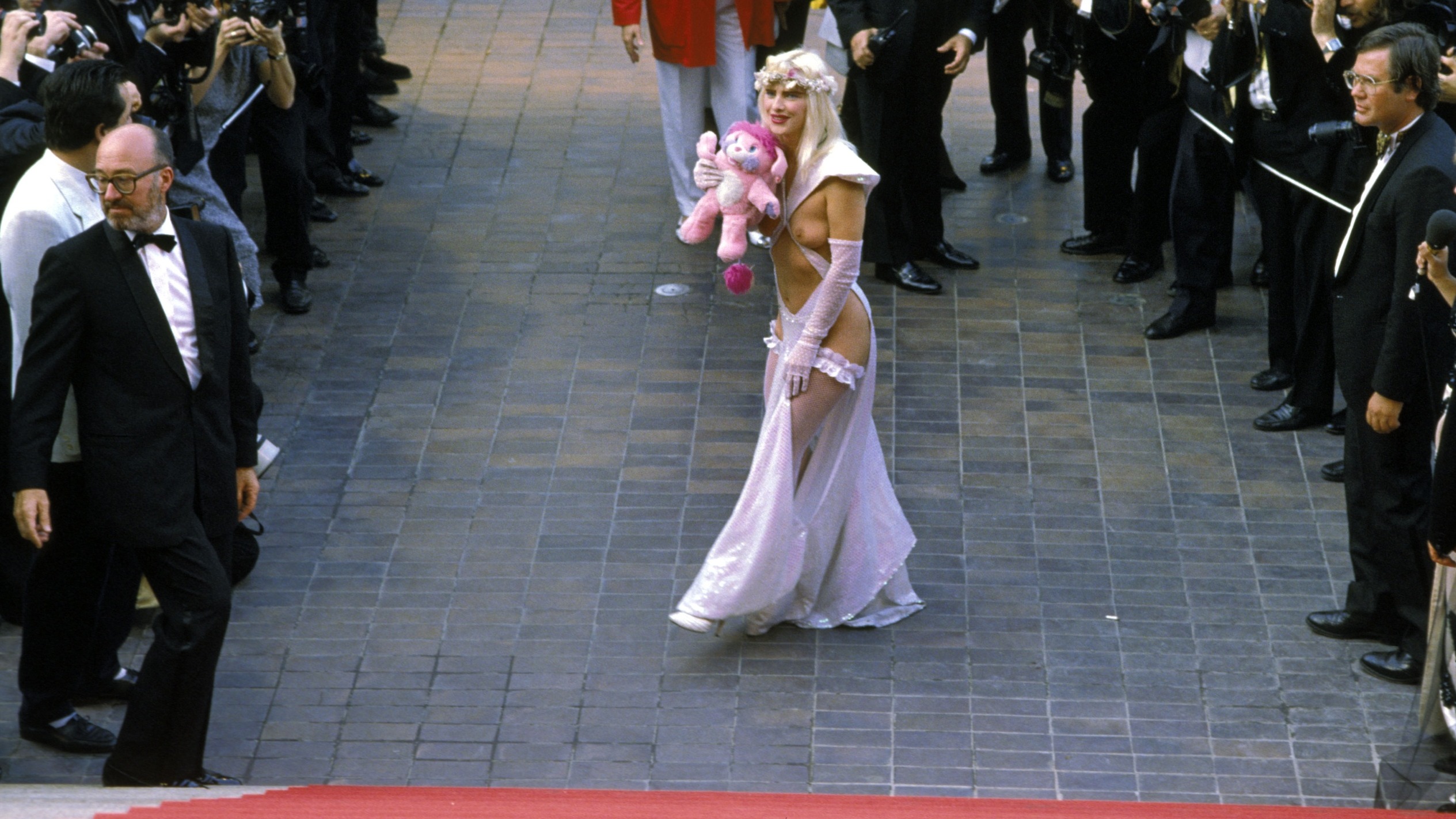 Nudité interdite sur les marches du festival Cannes: depuis quand la Croisette est-elle plus prude que les tapis rouges de Hollywood?