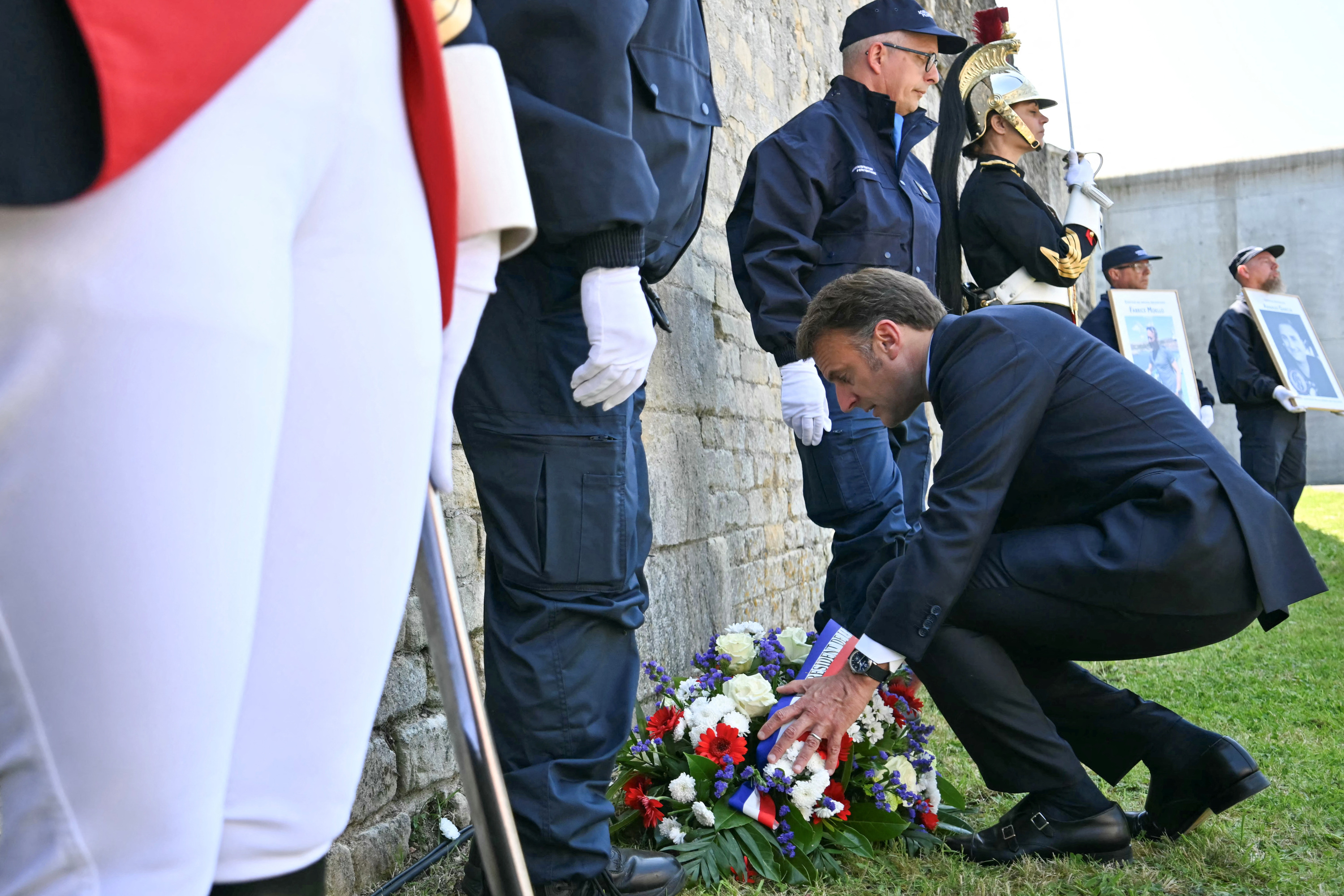 Attaque d’un fourgon au péage d’Incarville : Emmanuel Macron dépose une gerbe en mémoire des agents tués