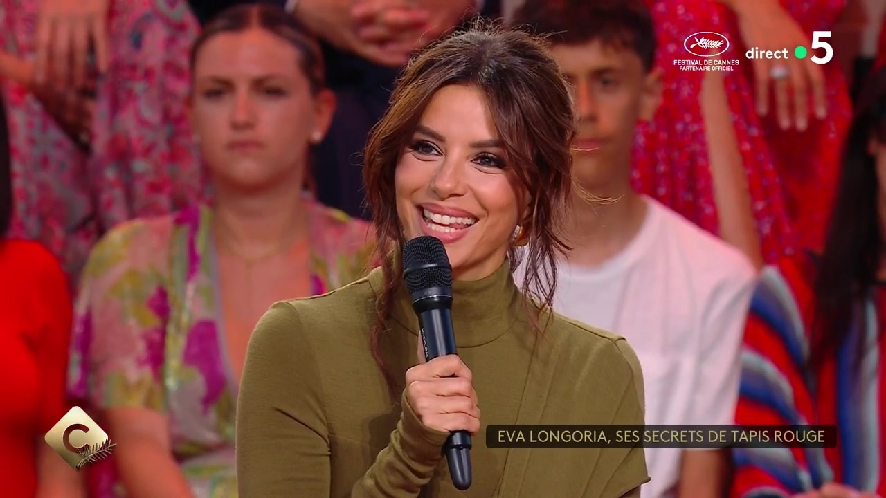 Eva Longoria à l’aise avec ses cheveux blancs : “J’aime être au naturel !”