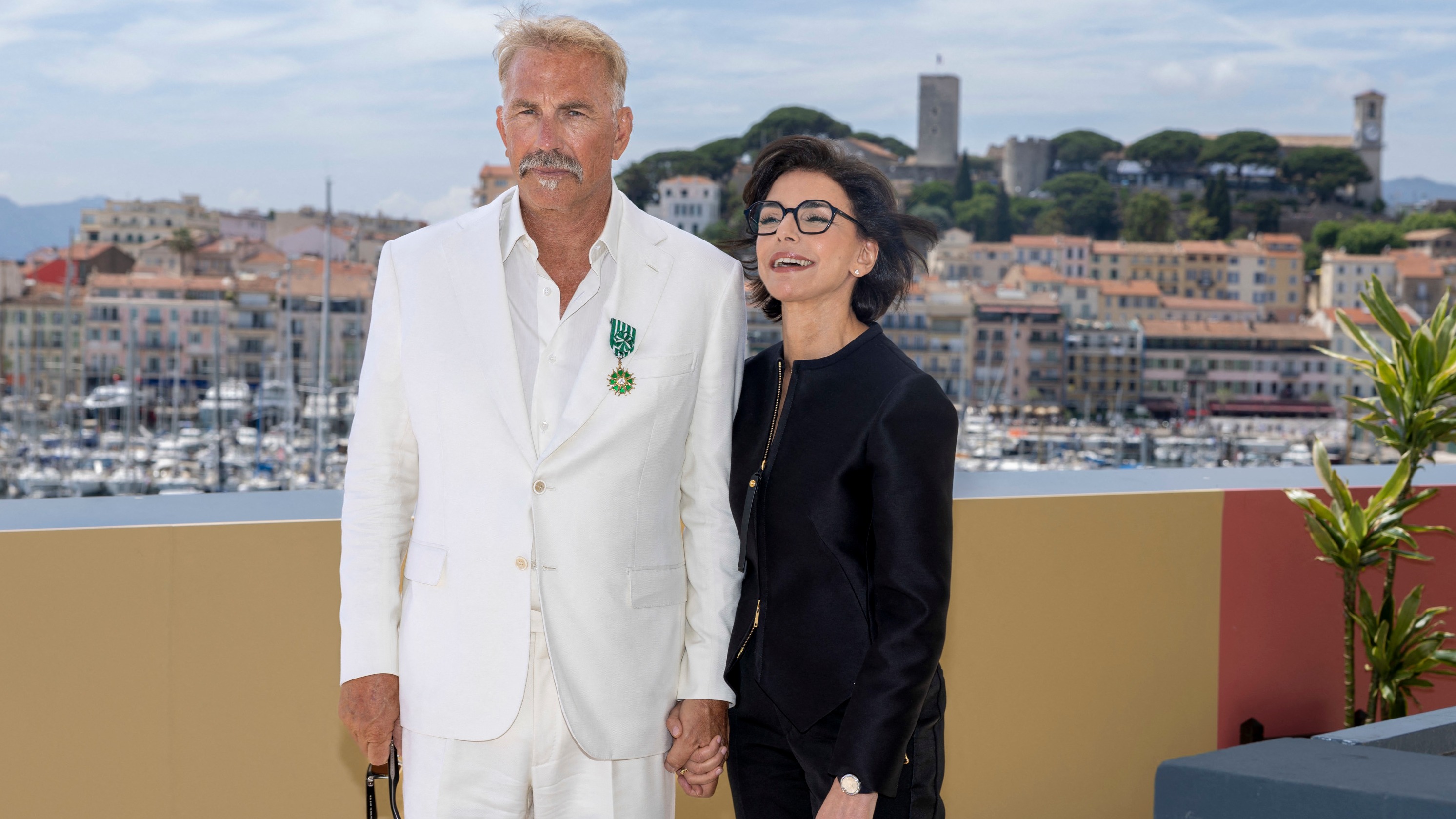 Main dans la main avec Kevin Costner, bise à Selena Gomez, dos nu… Rachida Dati : retour sur son Cannes 2024 ultra-glamour