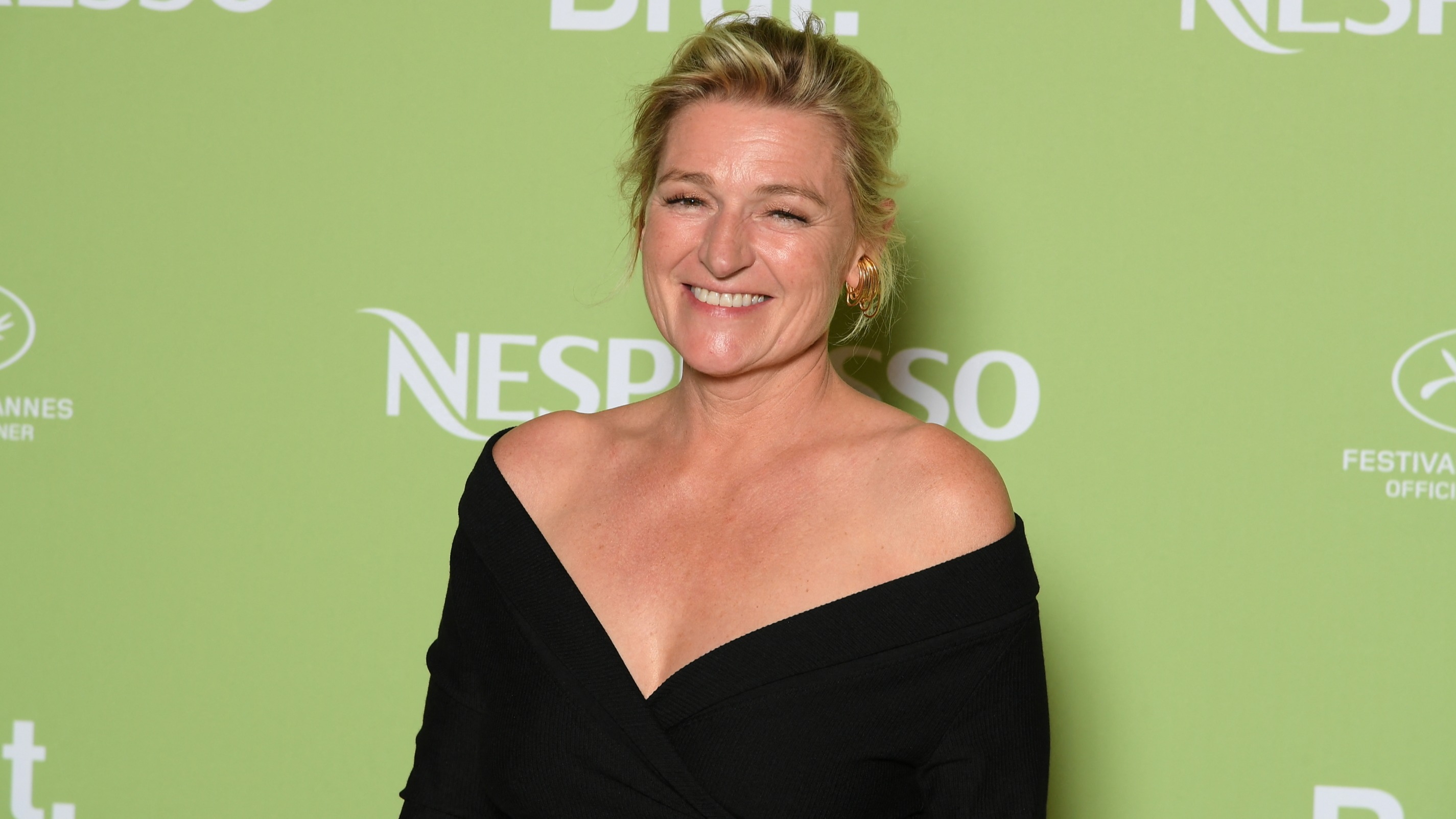 Anne-Elisabeth Lemoine en body décolleté et jupe longue plissée : son allure de danseuse fait crépiter les flashs à Cannes