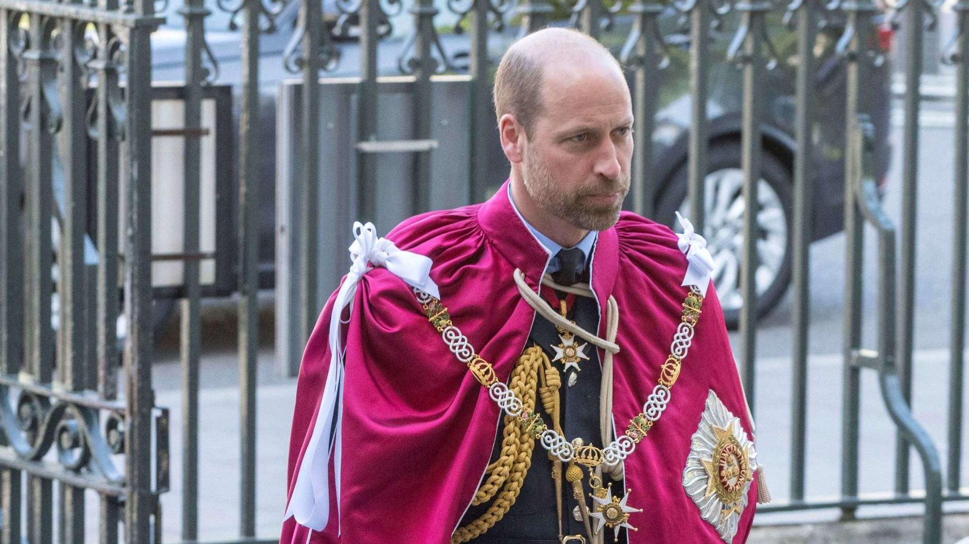 Le prince William promu “chevalier” : paré d’un long et lourd manteau écarlate, il franchit une grande étape