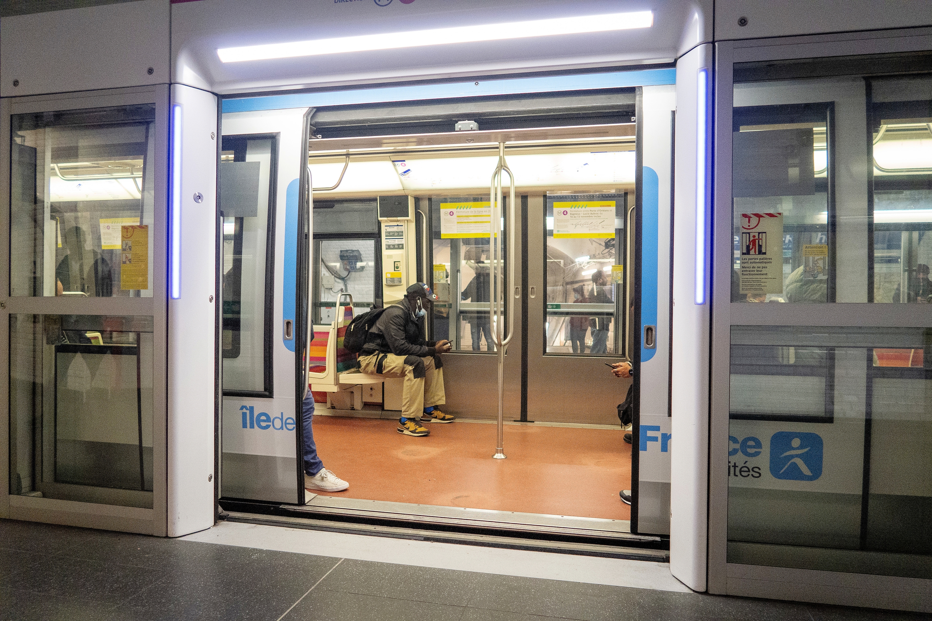 Paris : face à la polémique, la RATP rétropédale sur la taille des valises autorisées dans le métro