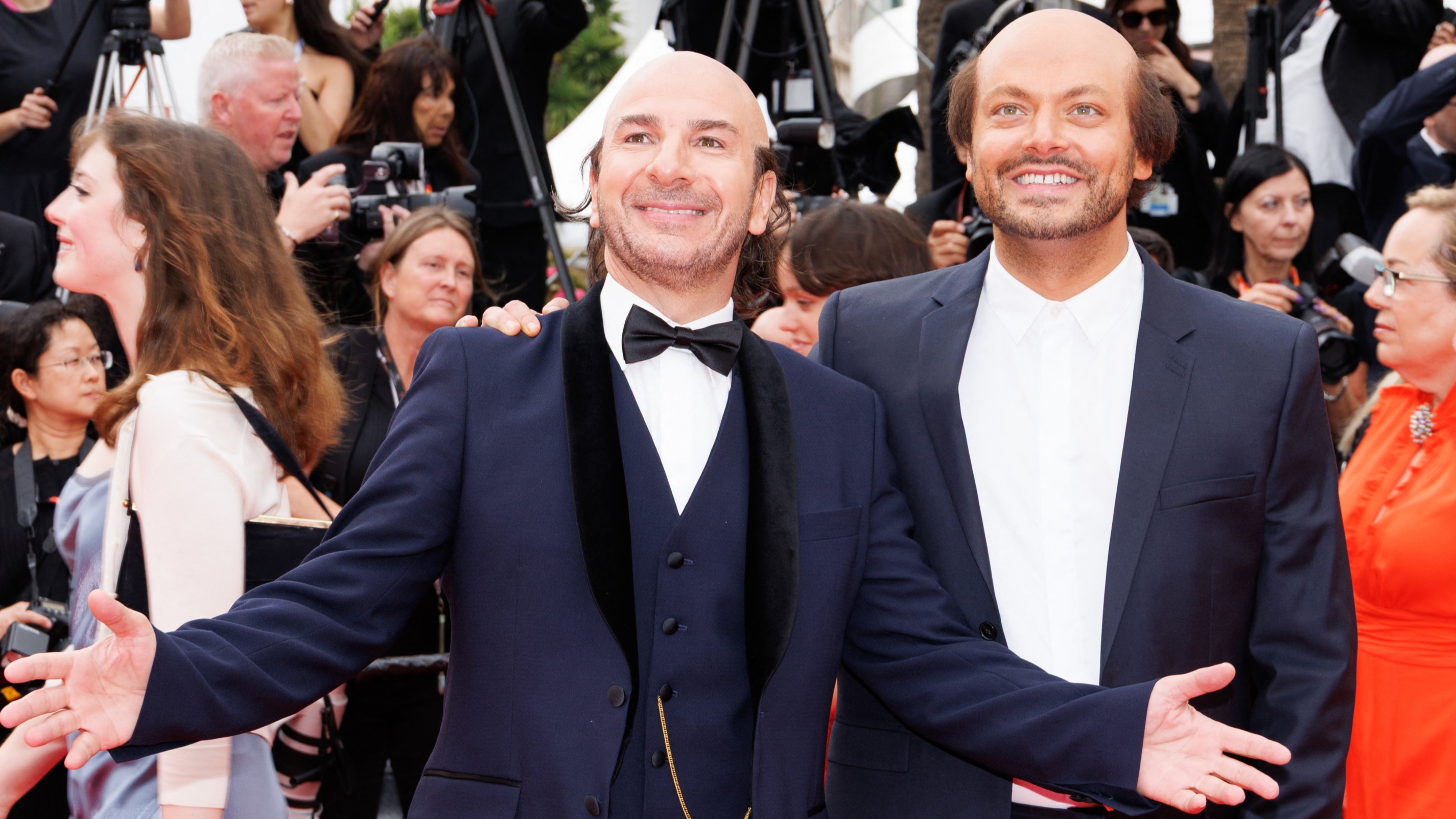 À moitié chauves, Michaël Youn et Kev Adams créent la surprise sur le tapis rouge de Cannes : on se souviendra longtemps de leur look !