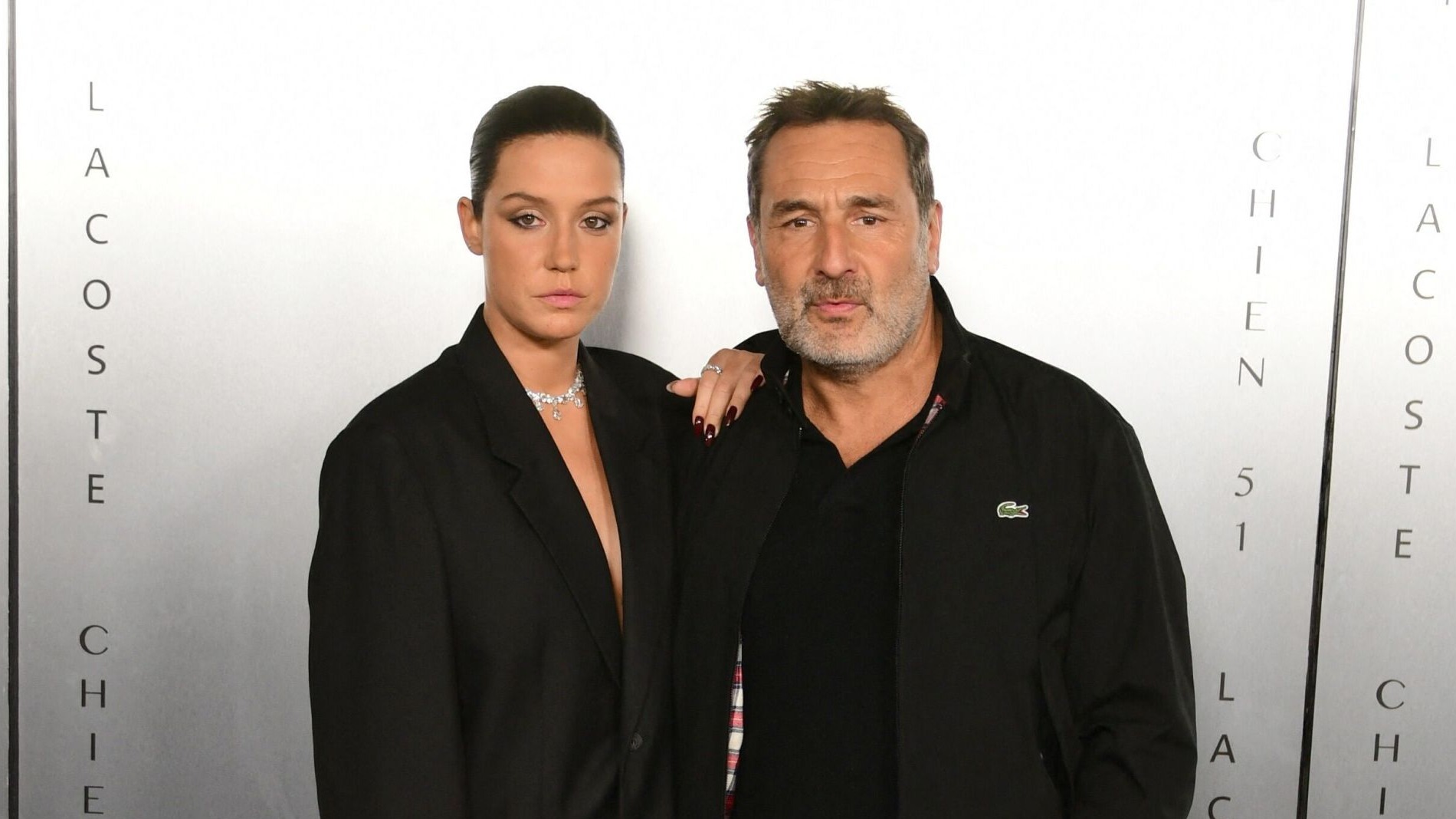 Un blazer noir et rien d’autre : Adèle Exarchopoulos s’approprie la tendance no pants à Cannes
